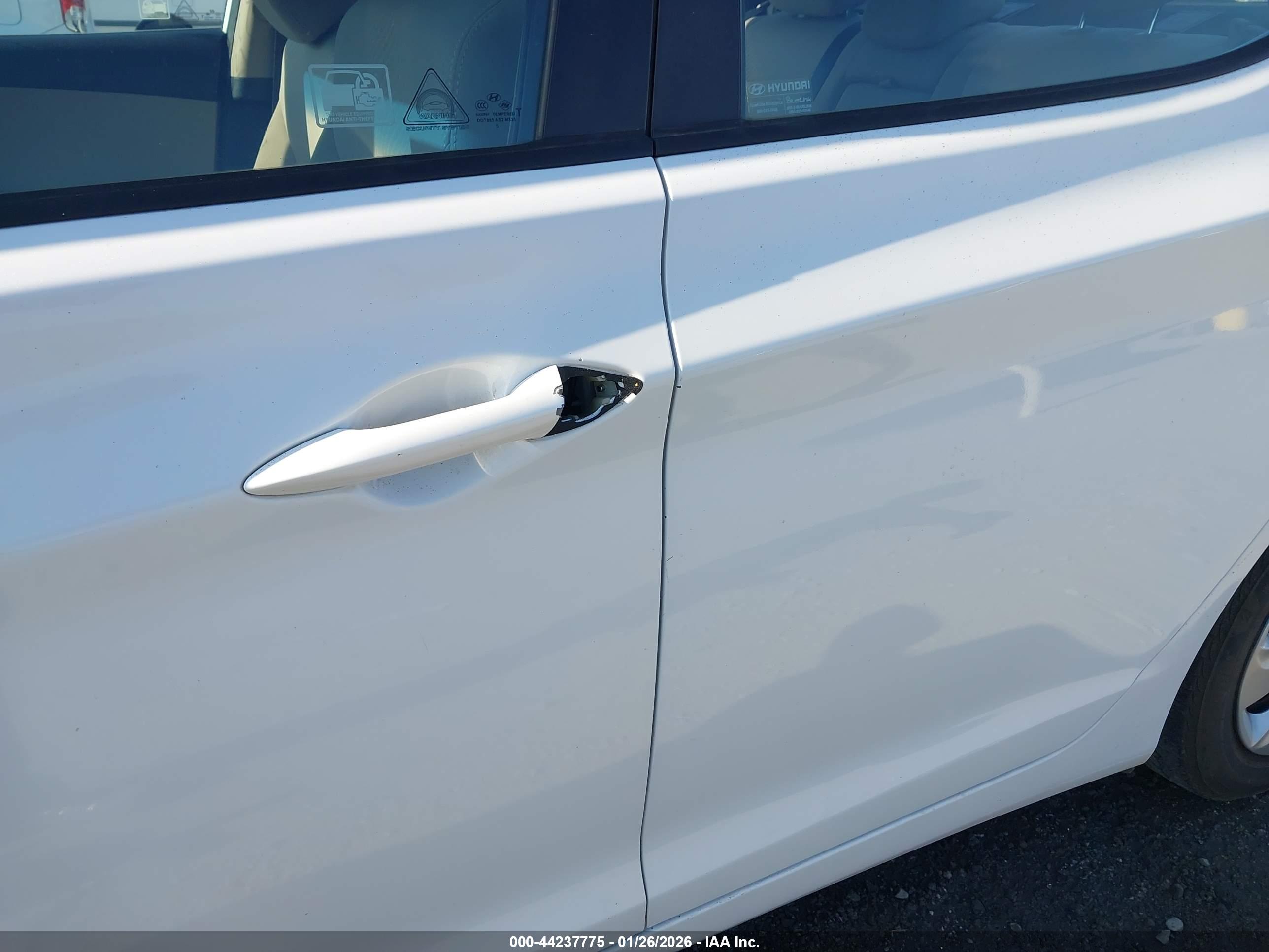 HYUNDAI ELANTRA image 6