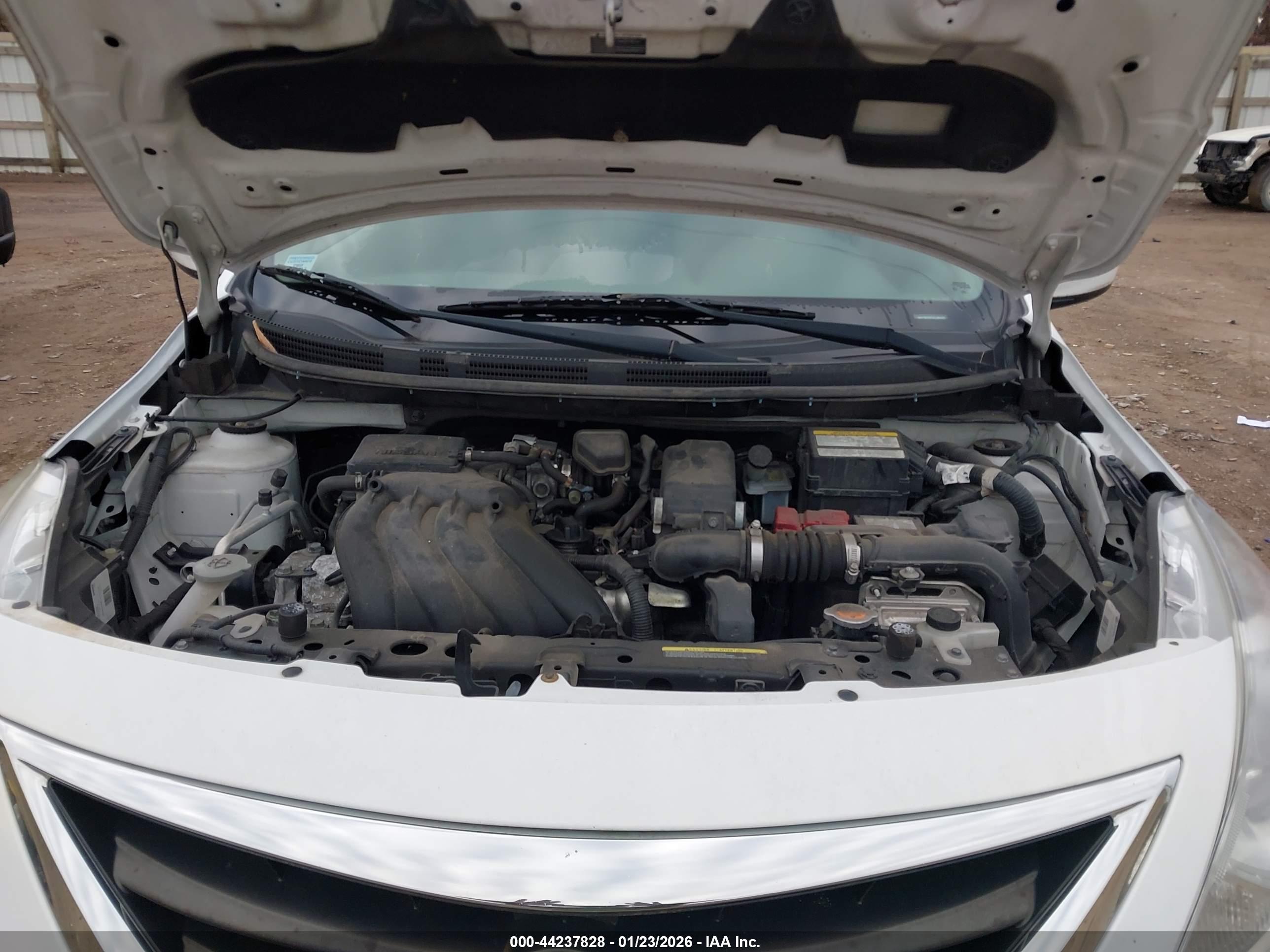 NISSAN VERSA image 10