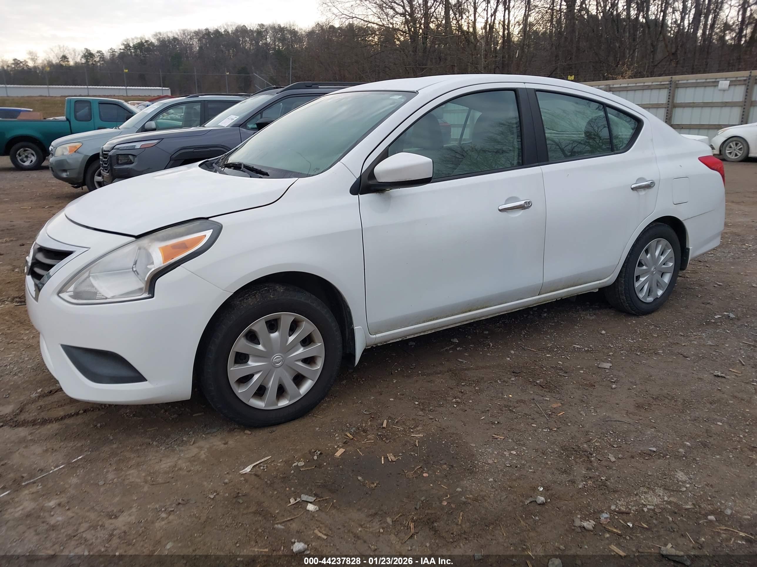 NISSAN VERSA image 2