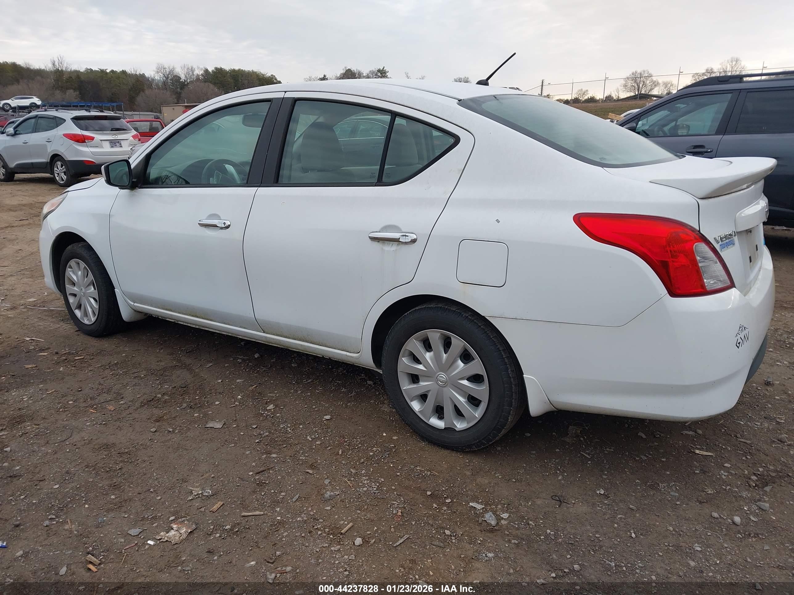 NISSAN VERSA image 3