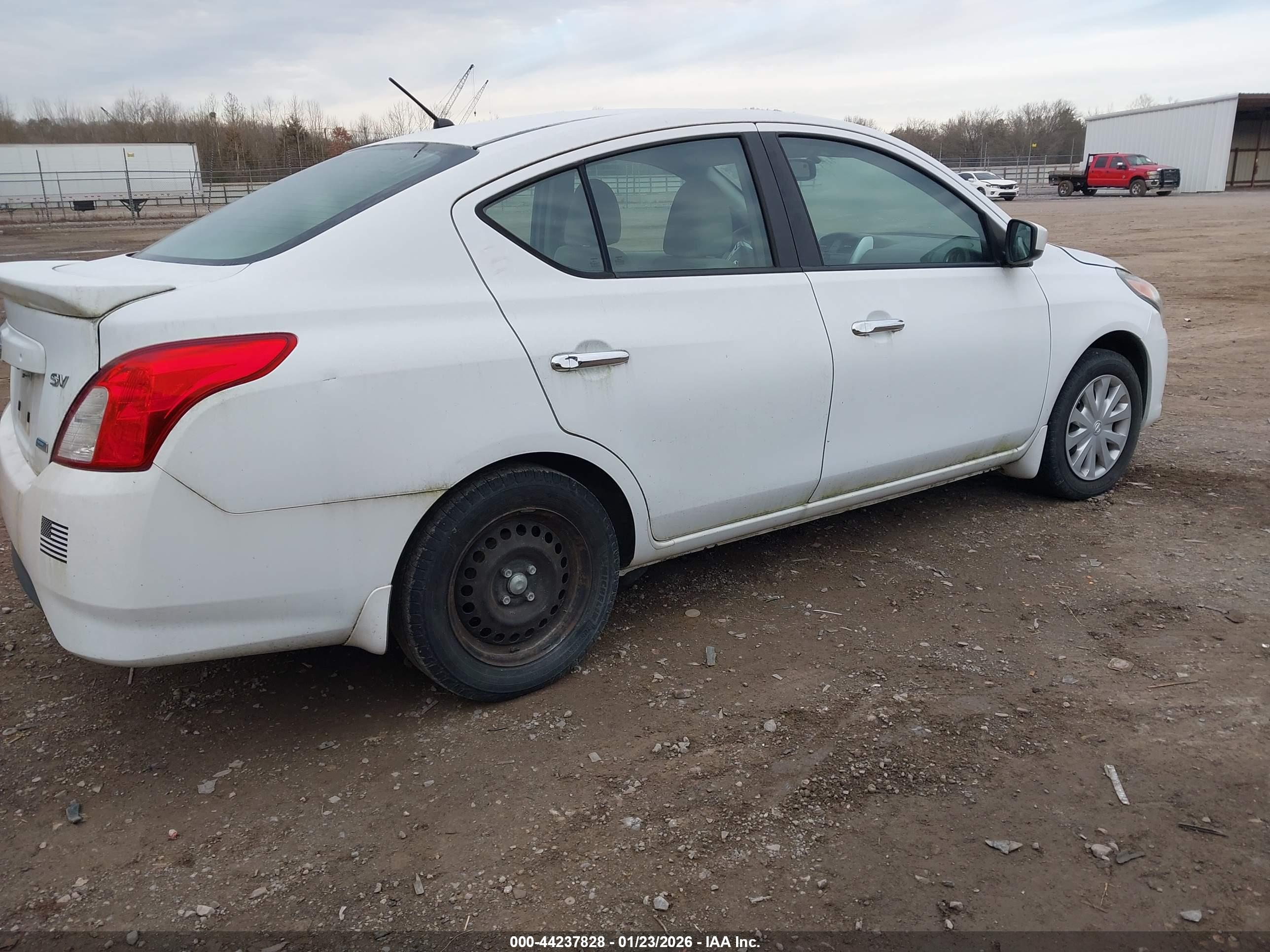 NISSAN VERSA image 4