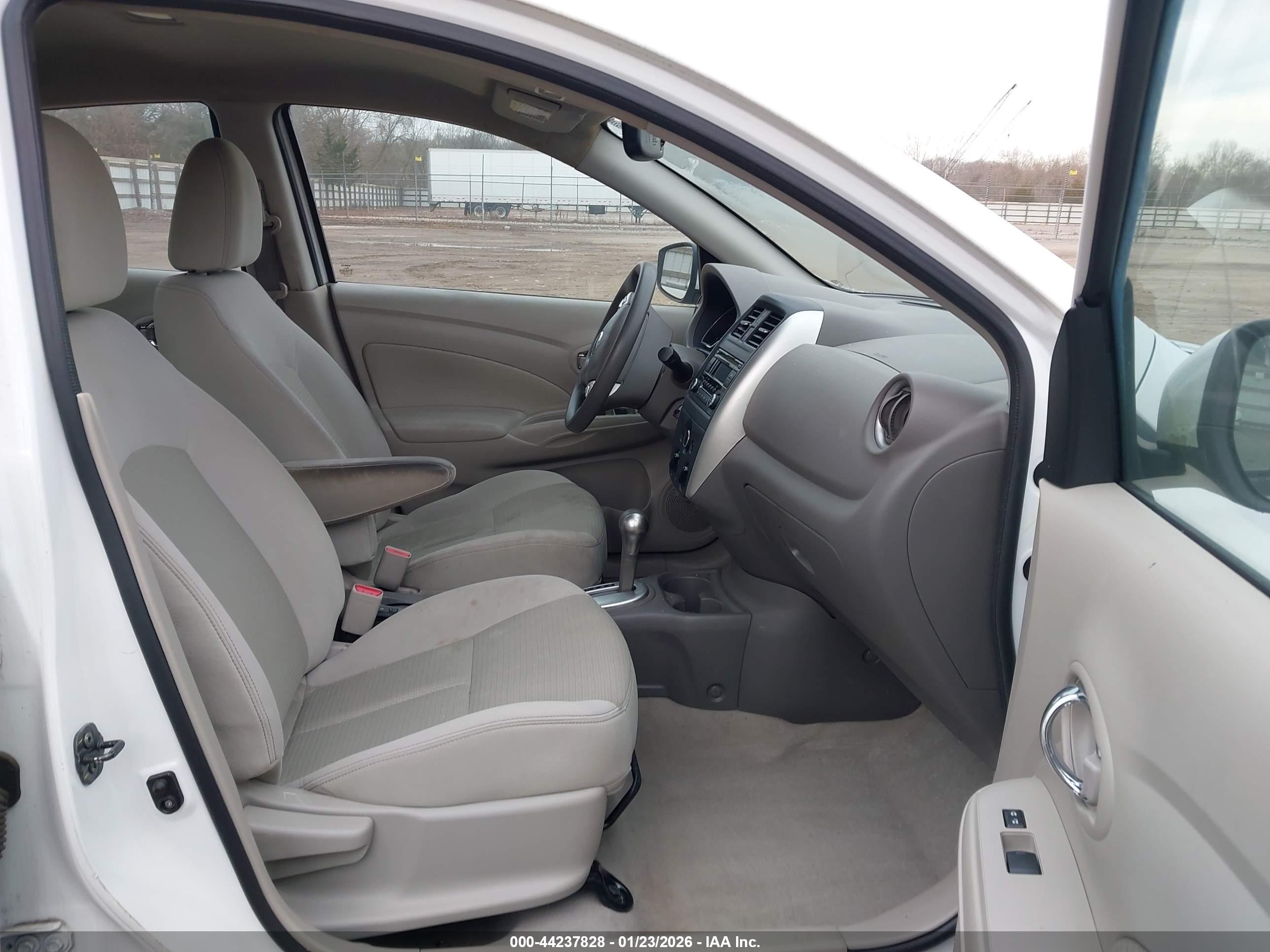 NISSAN VERSA image 5