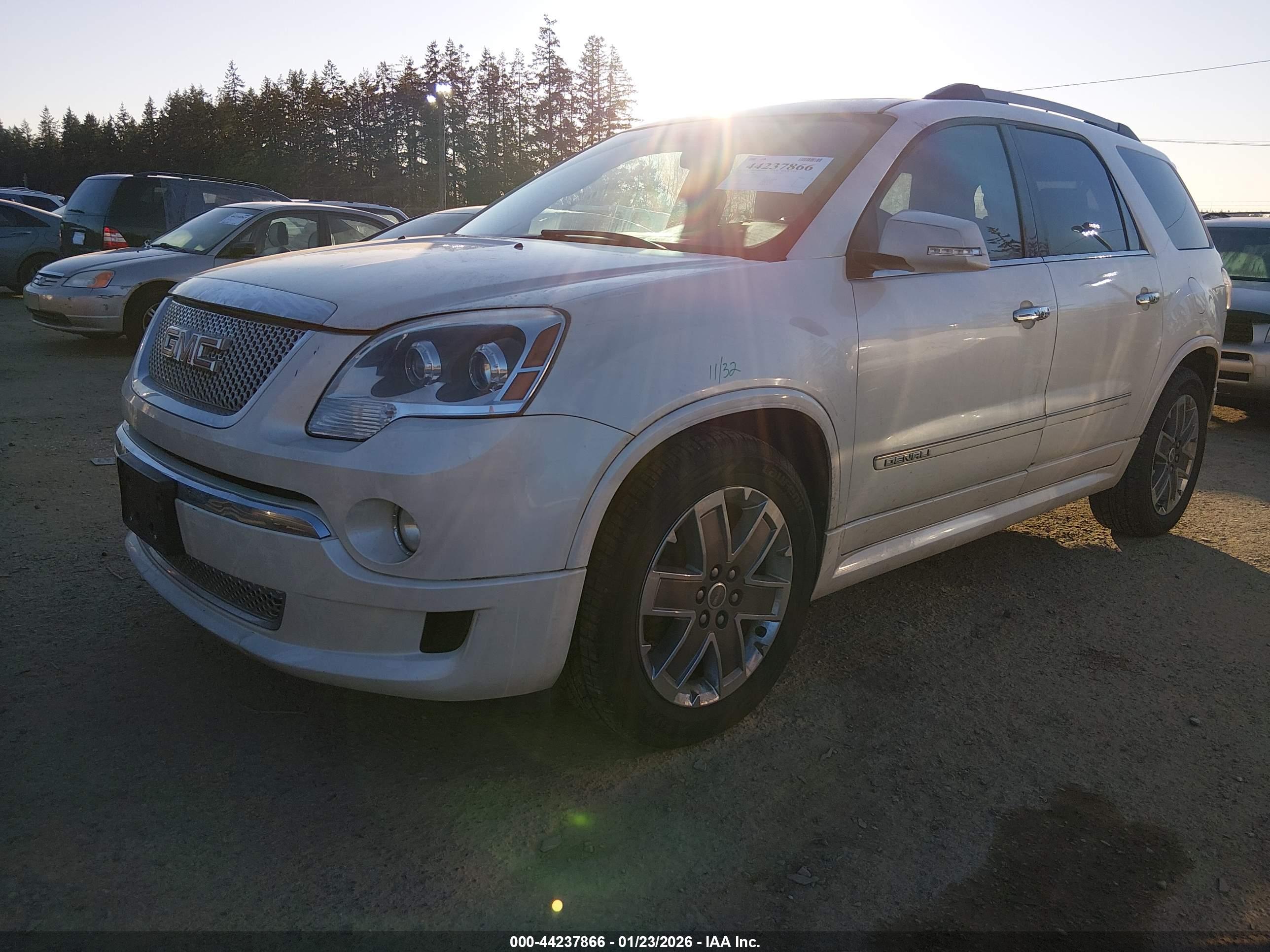GMC ACADIA image 2