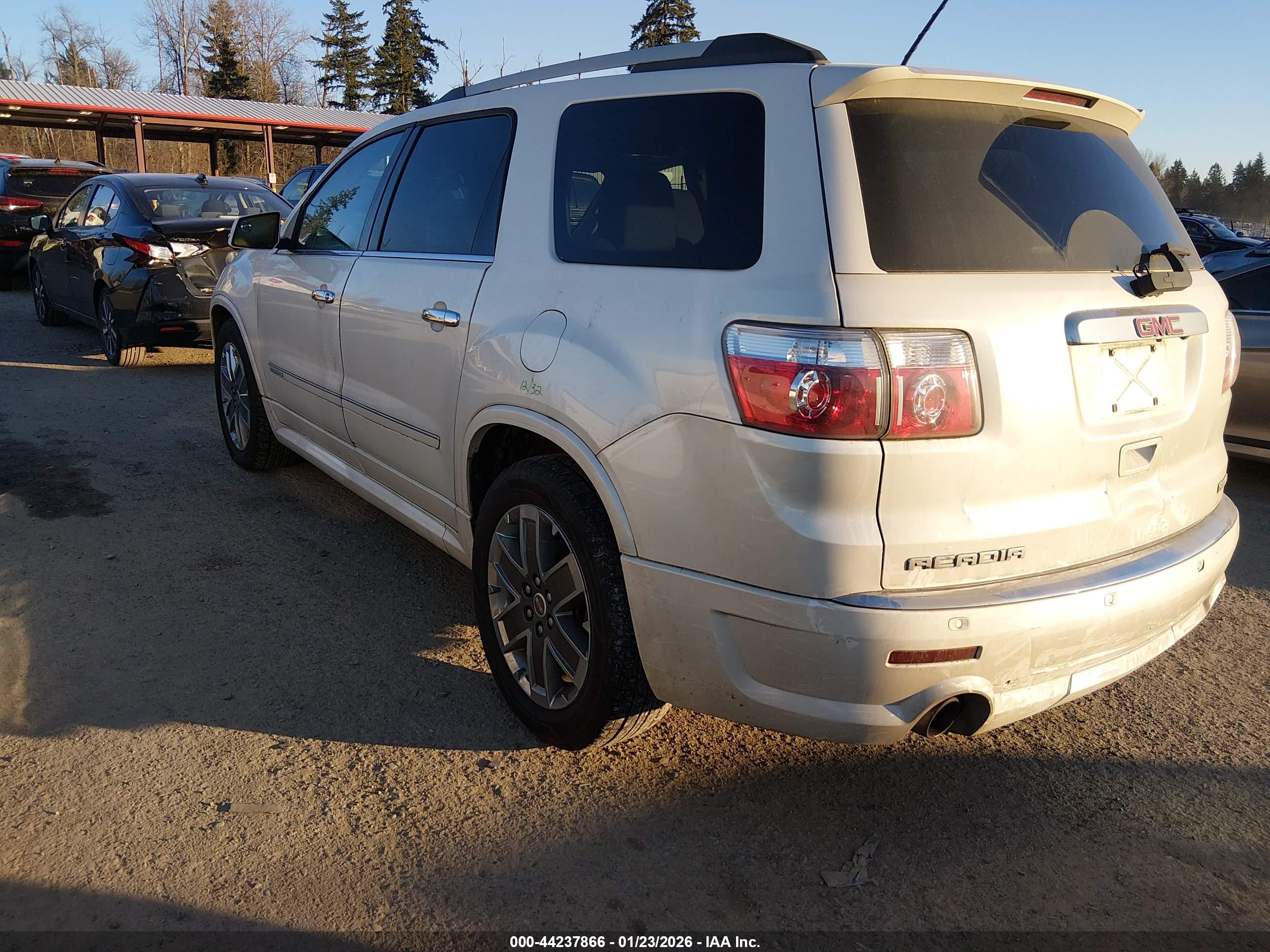 GMC ACADIA image 3