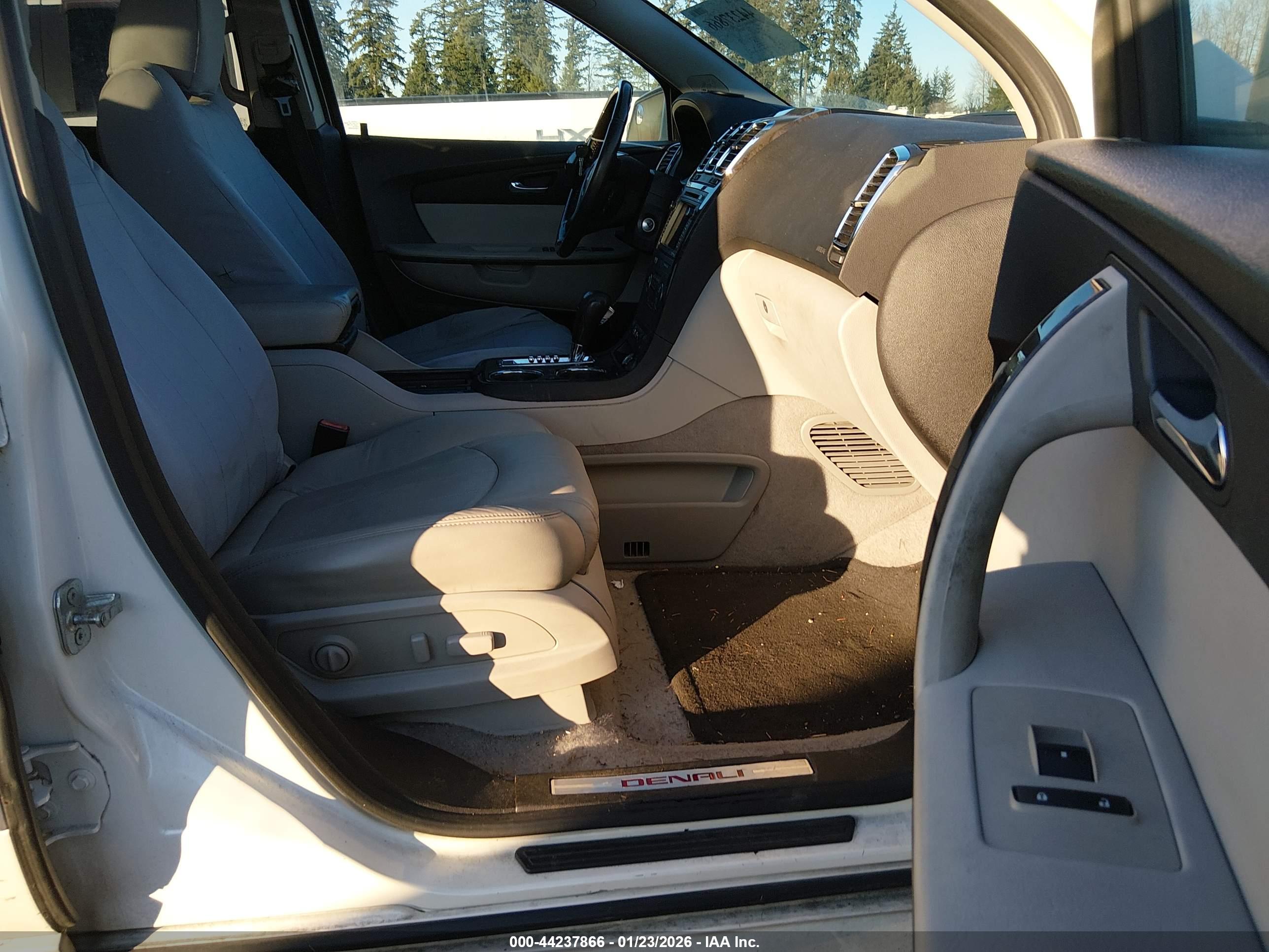 GMC ACADIA image 5