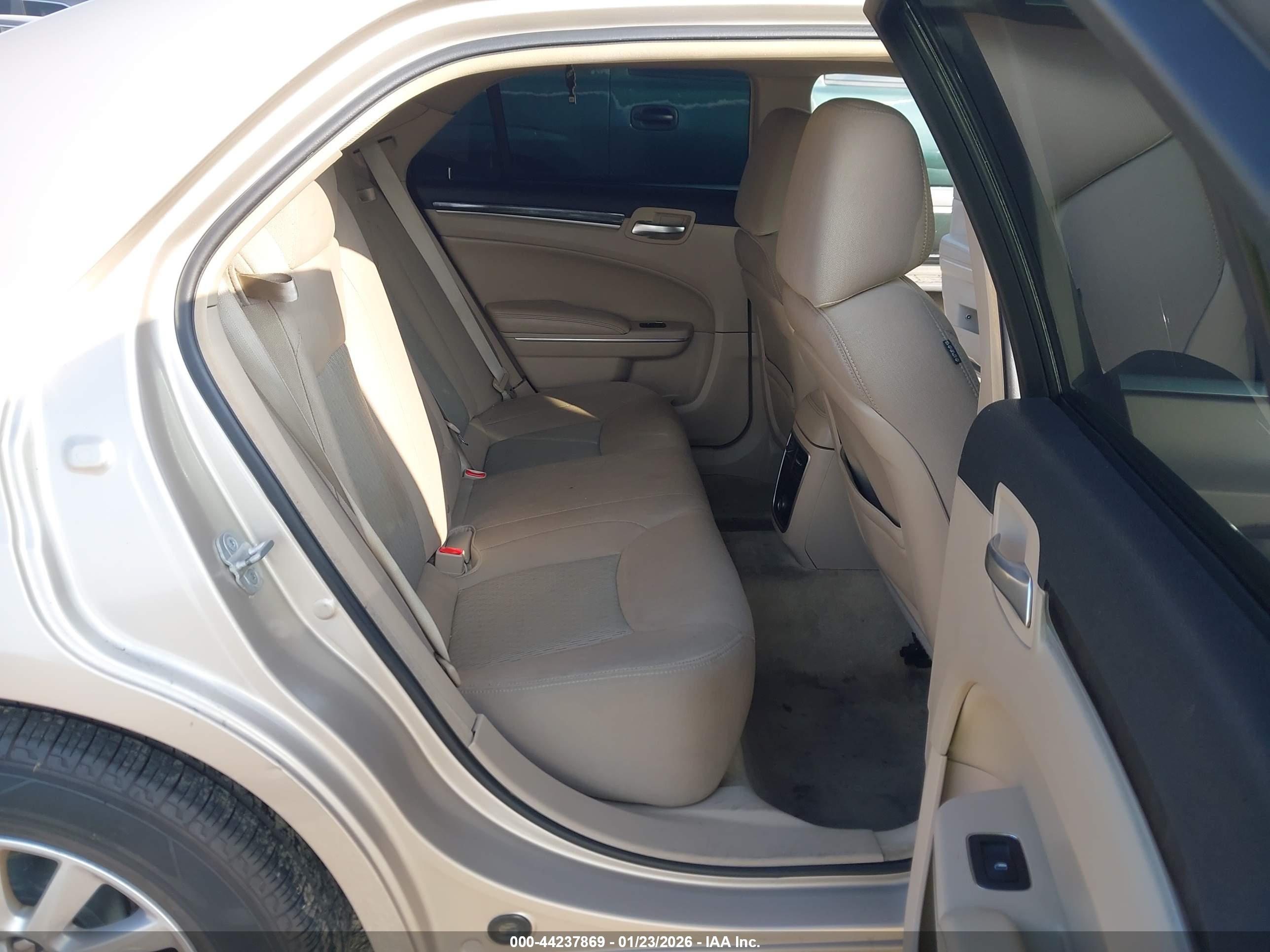 CHRYSLER 300 image 8