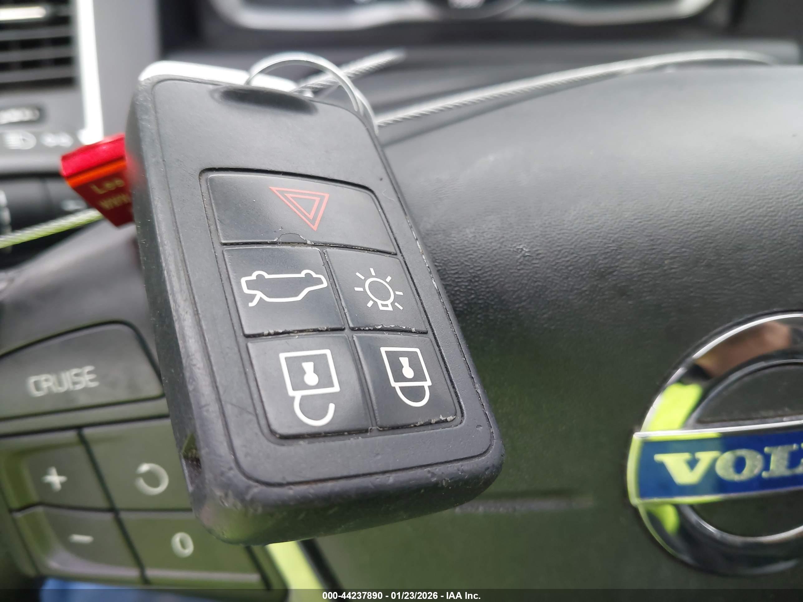 VOLVO XC60 image 11
