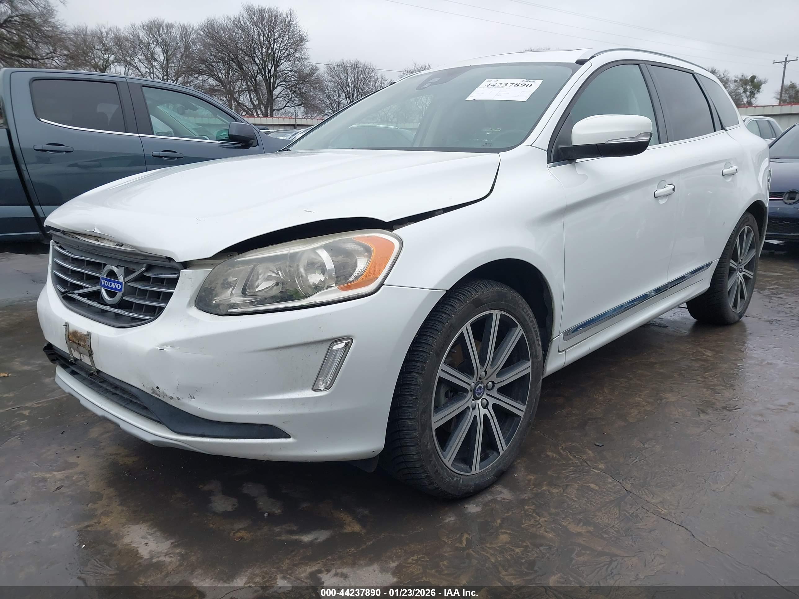 VOLVO XC60 image 2