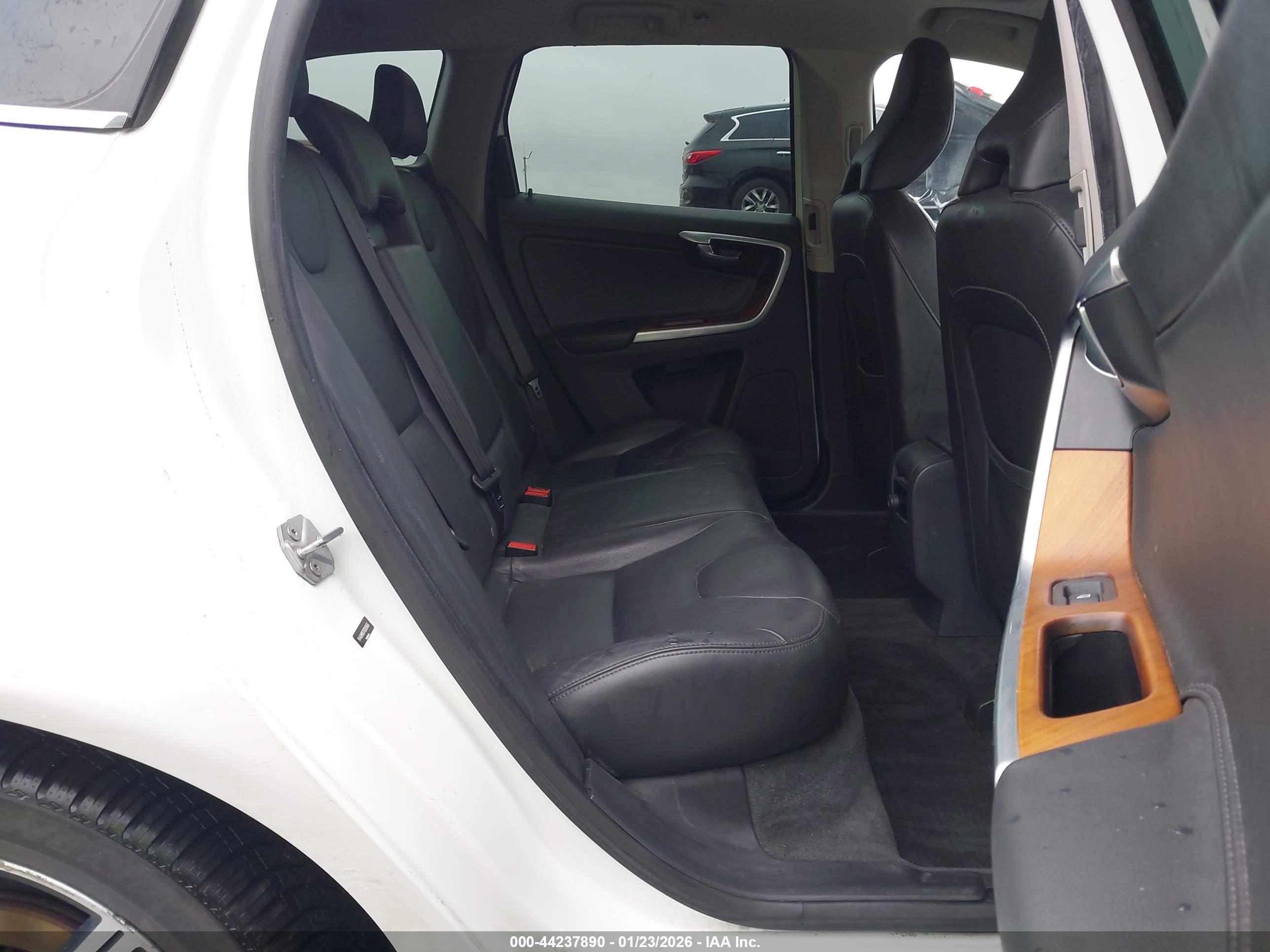 VOLVO XC60 image 8