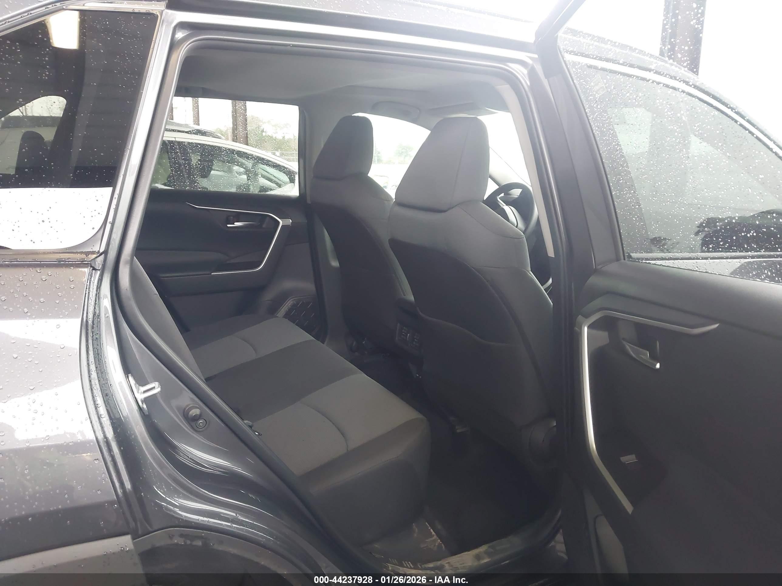 TOYOTA RAV4 image 8