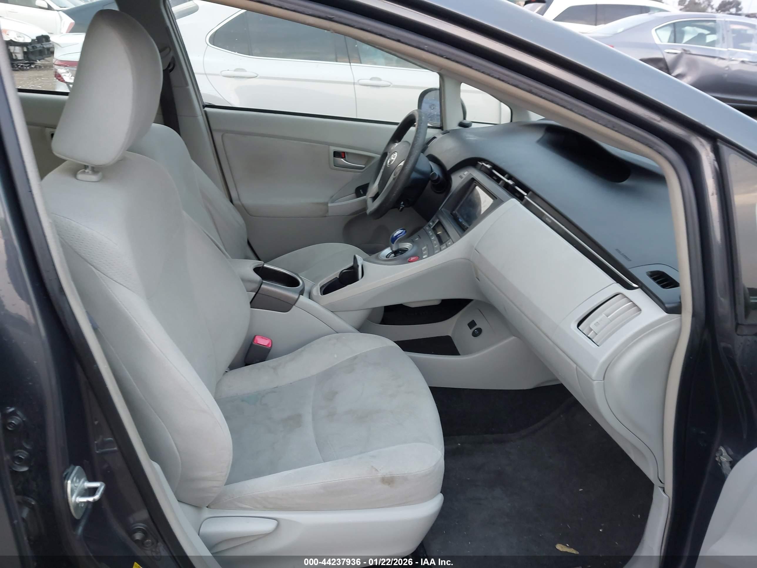 TOYOTA PRIUS image 5