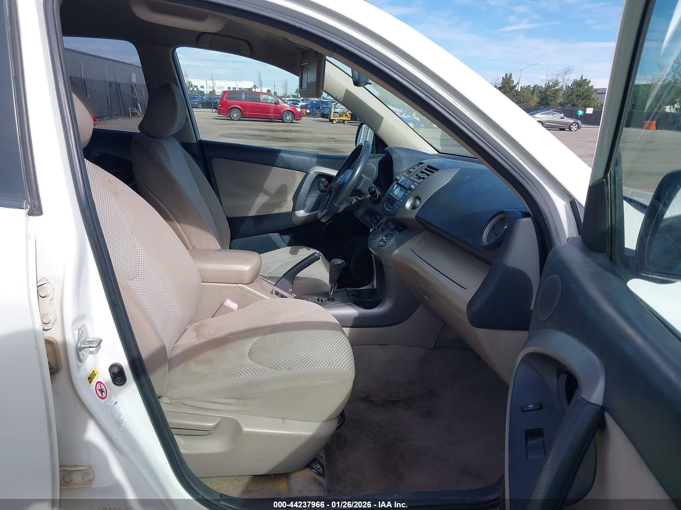 TOYOTA RAV4 image 5