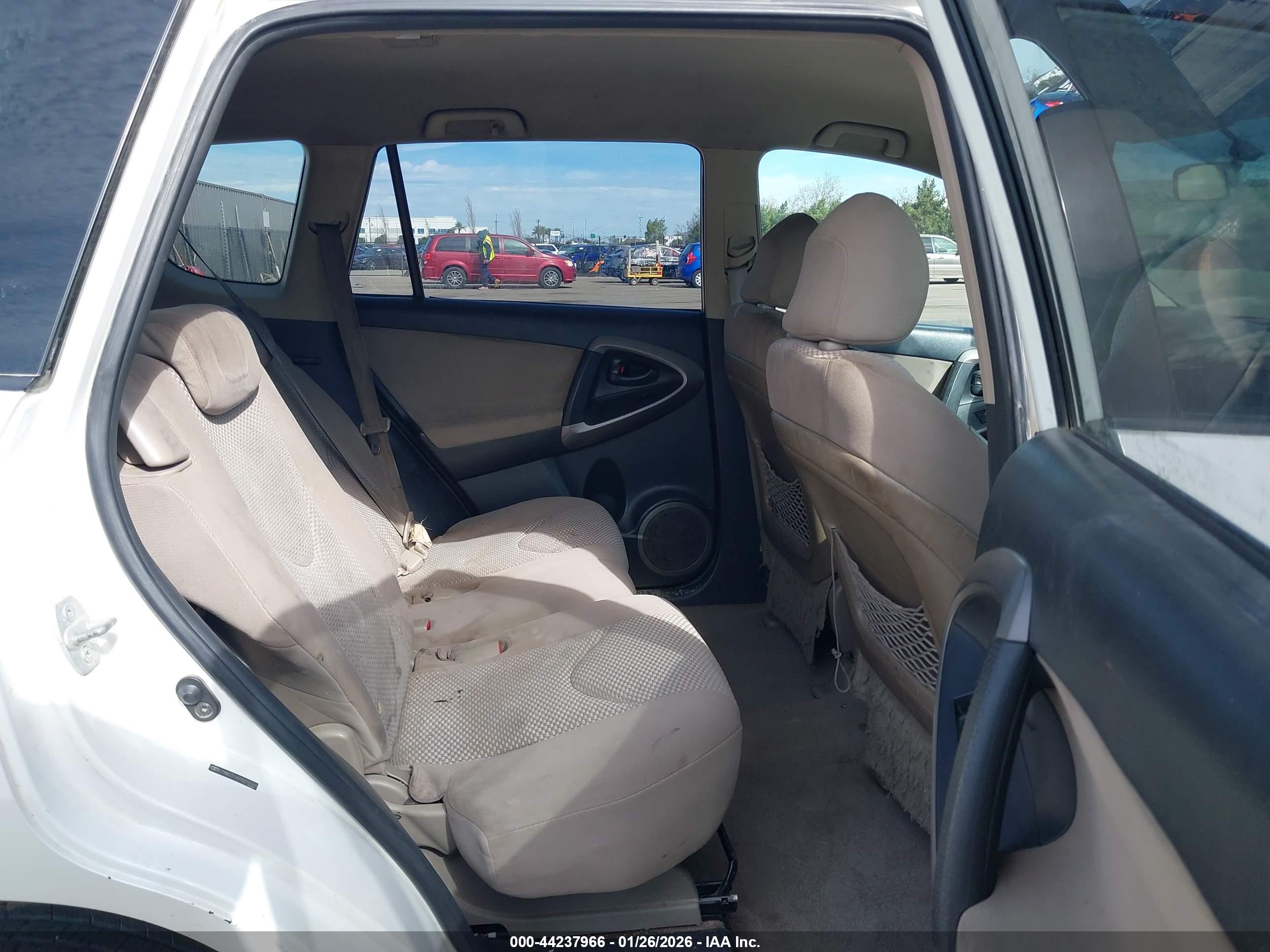 TOYOTA RAV4 image 8