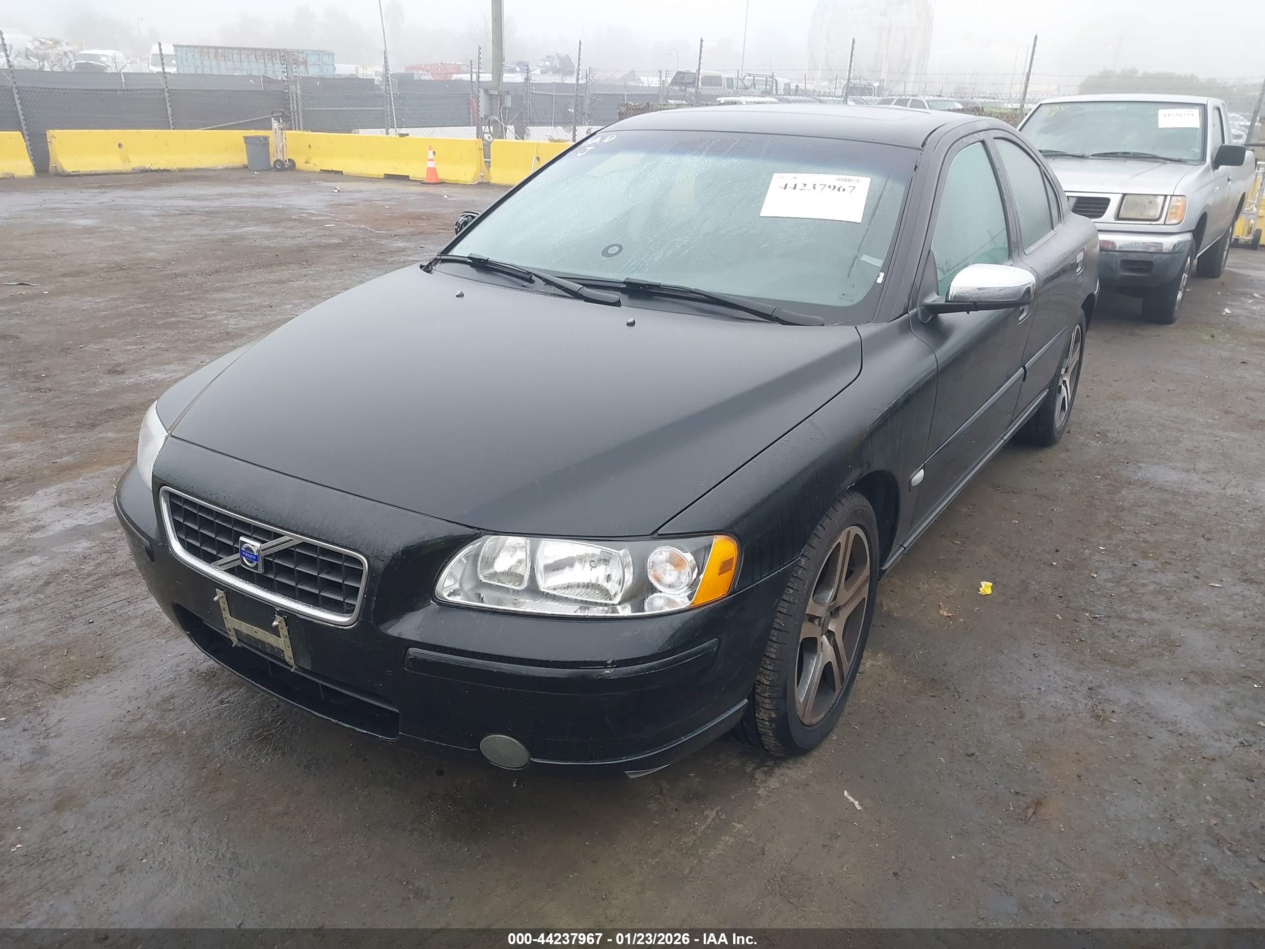 VOLVO S60 image 2