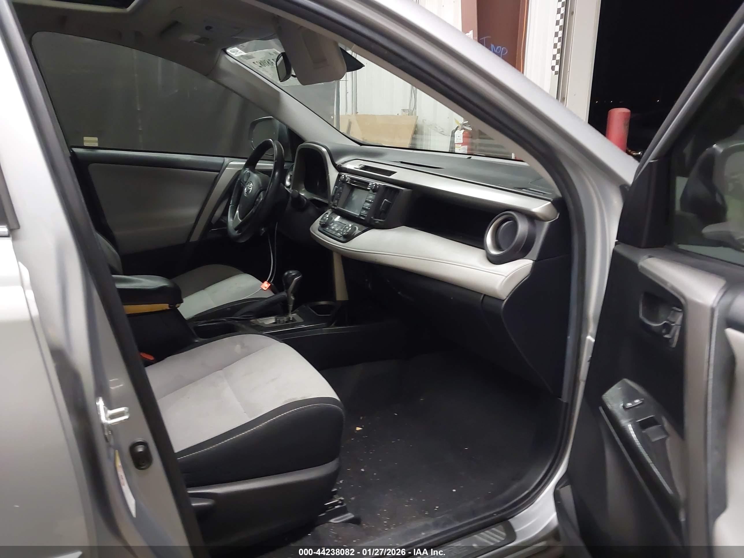 TOYOTA RAV4 image 5