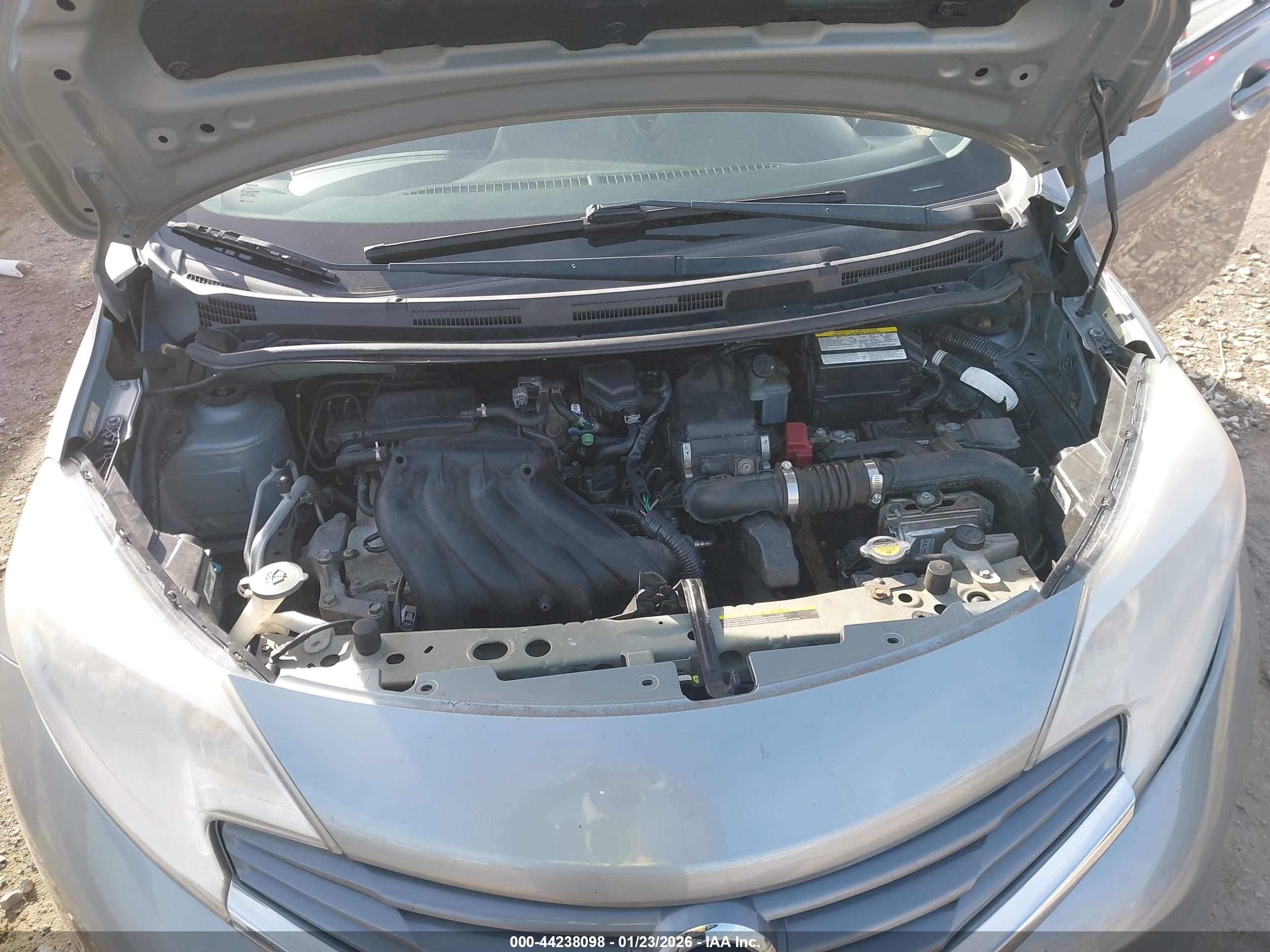 NISSAN VERSA image 10