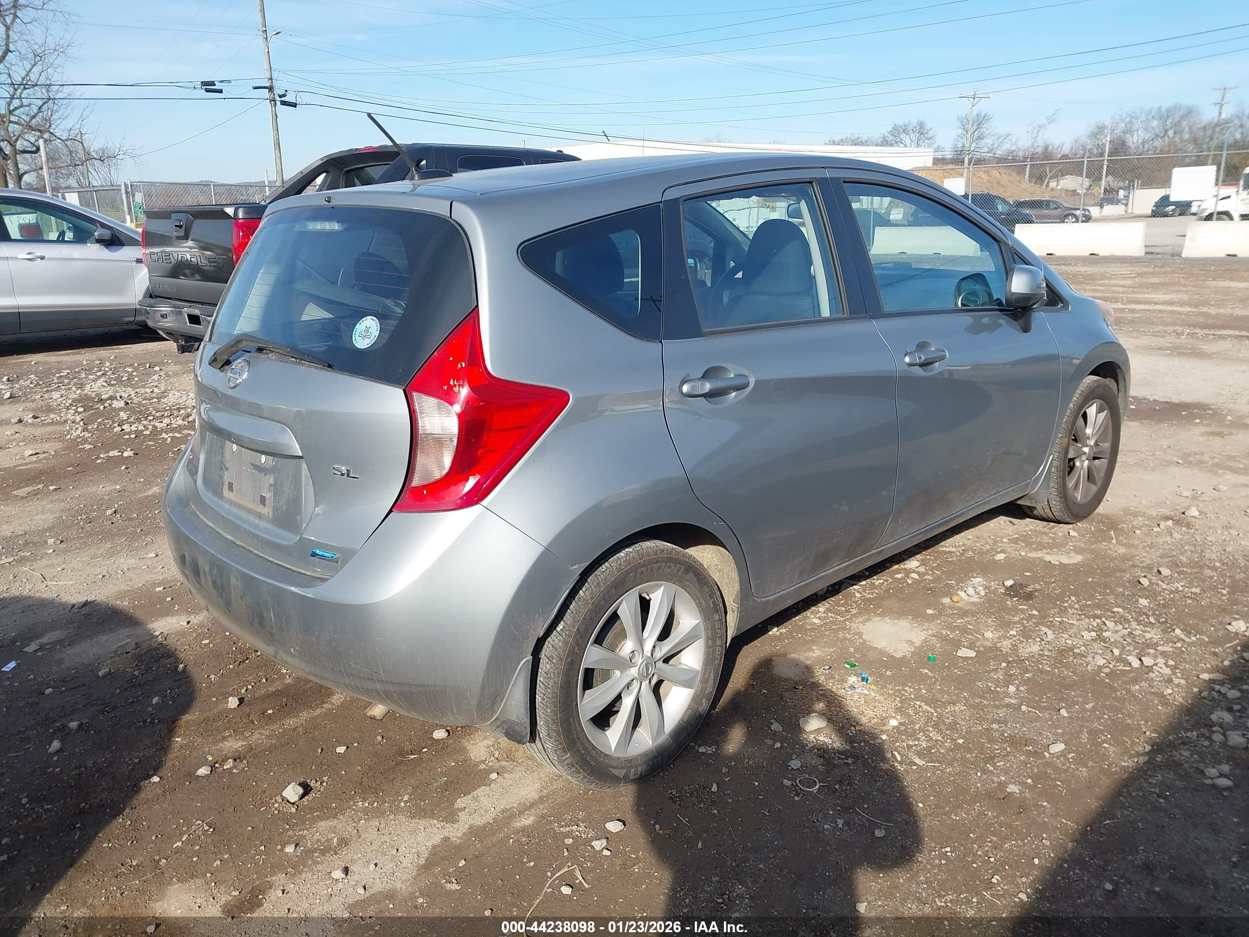 NISSAN VERSA image 4