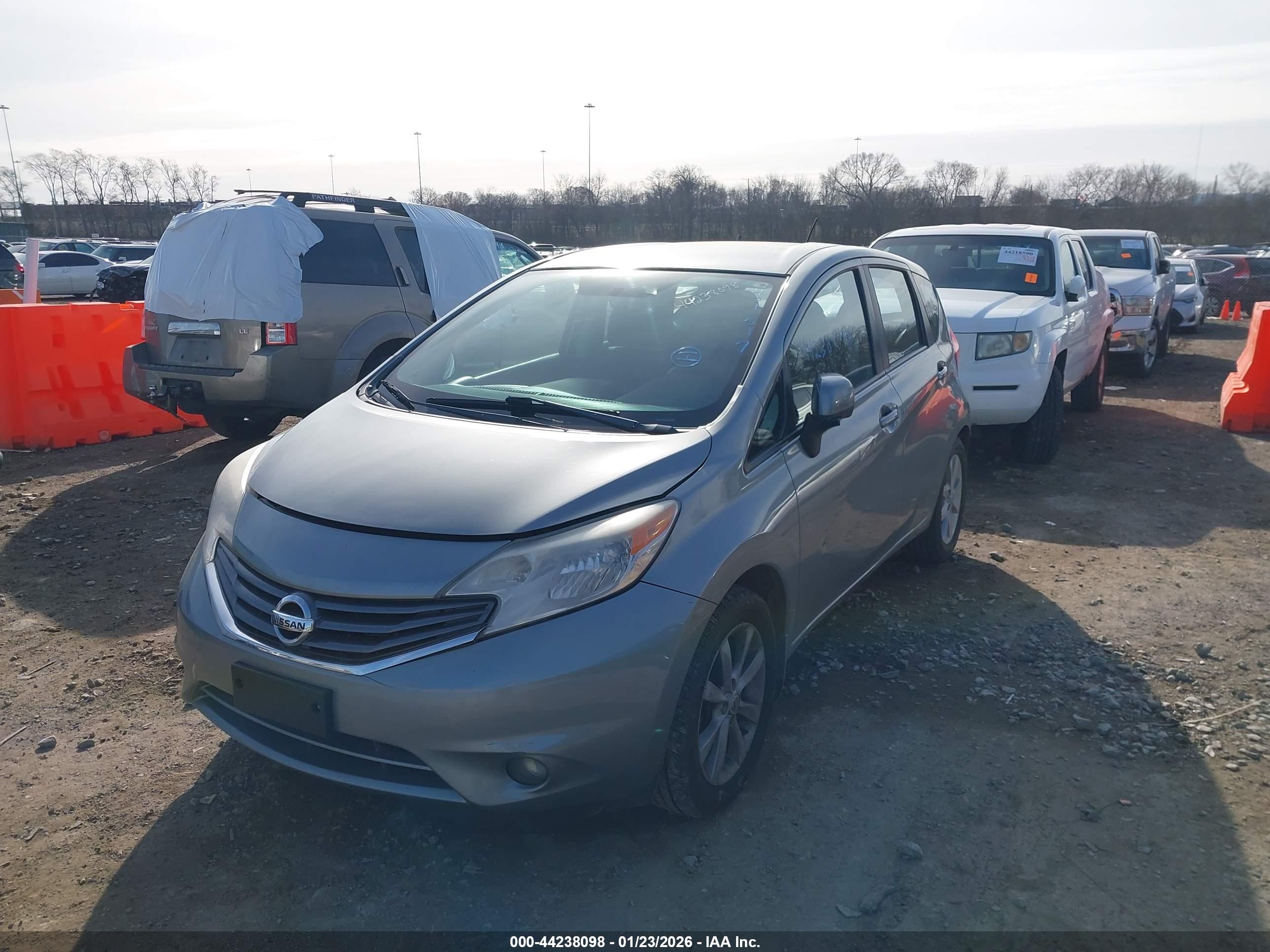 NISSAN VERSA image 6