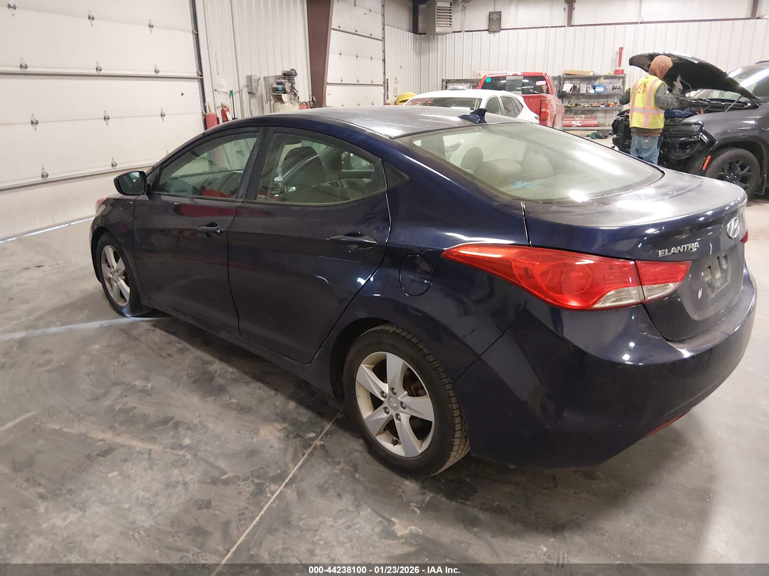 HYUNDAI ELANTRA image 3