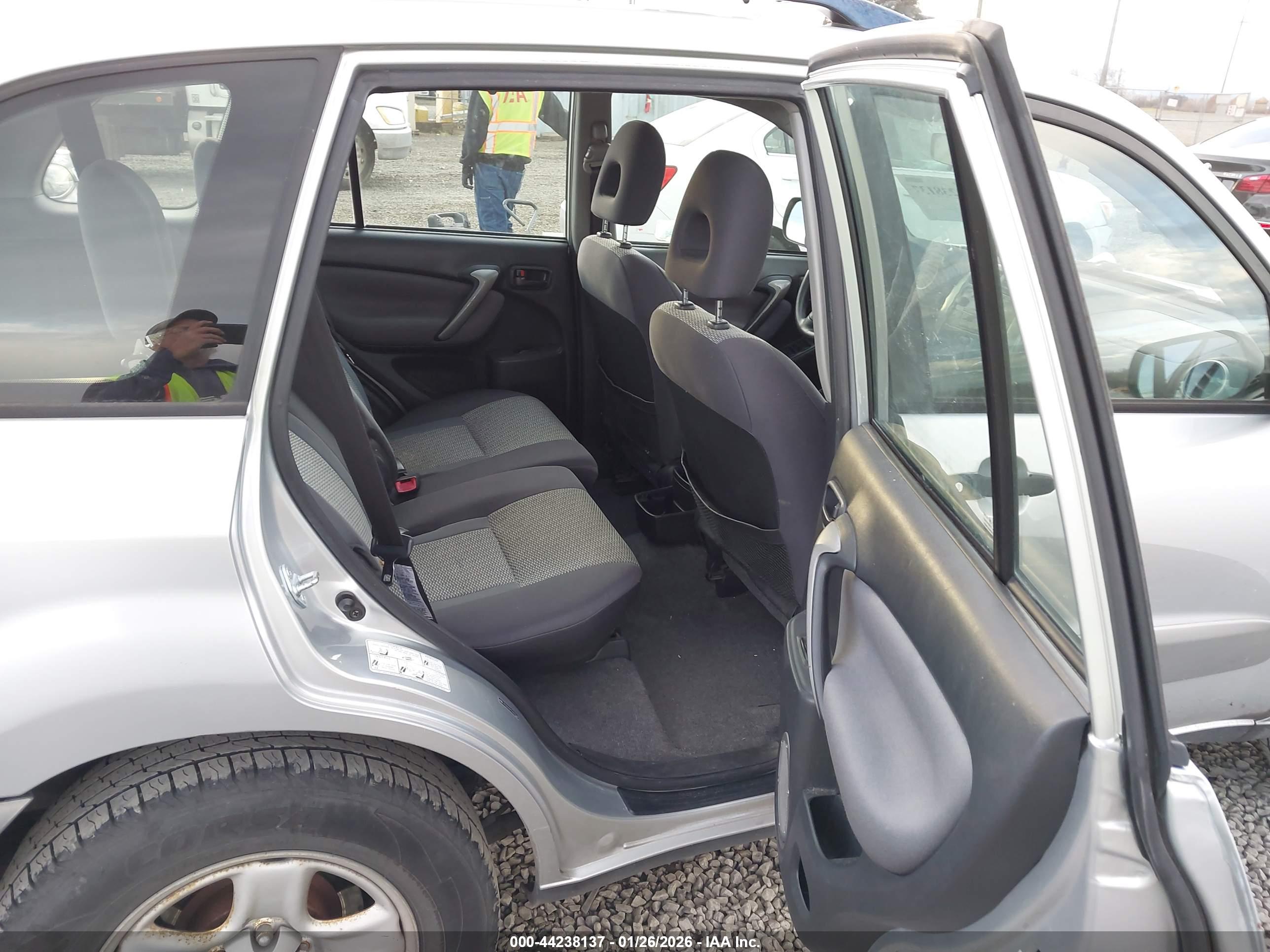 TOYOTA RAV4 image 8