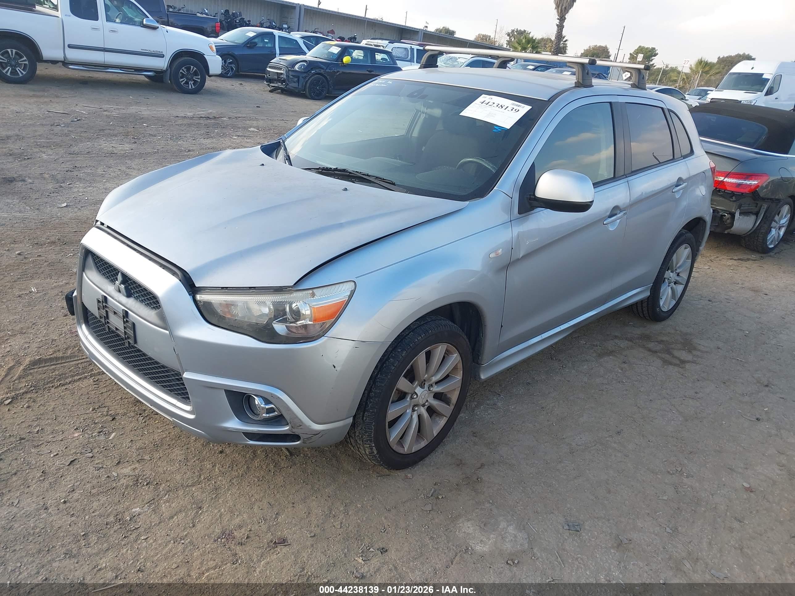 MITSUBISHI OUTLANDER image 2