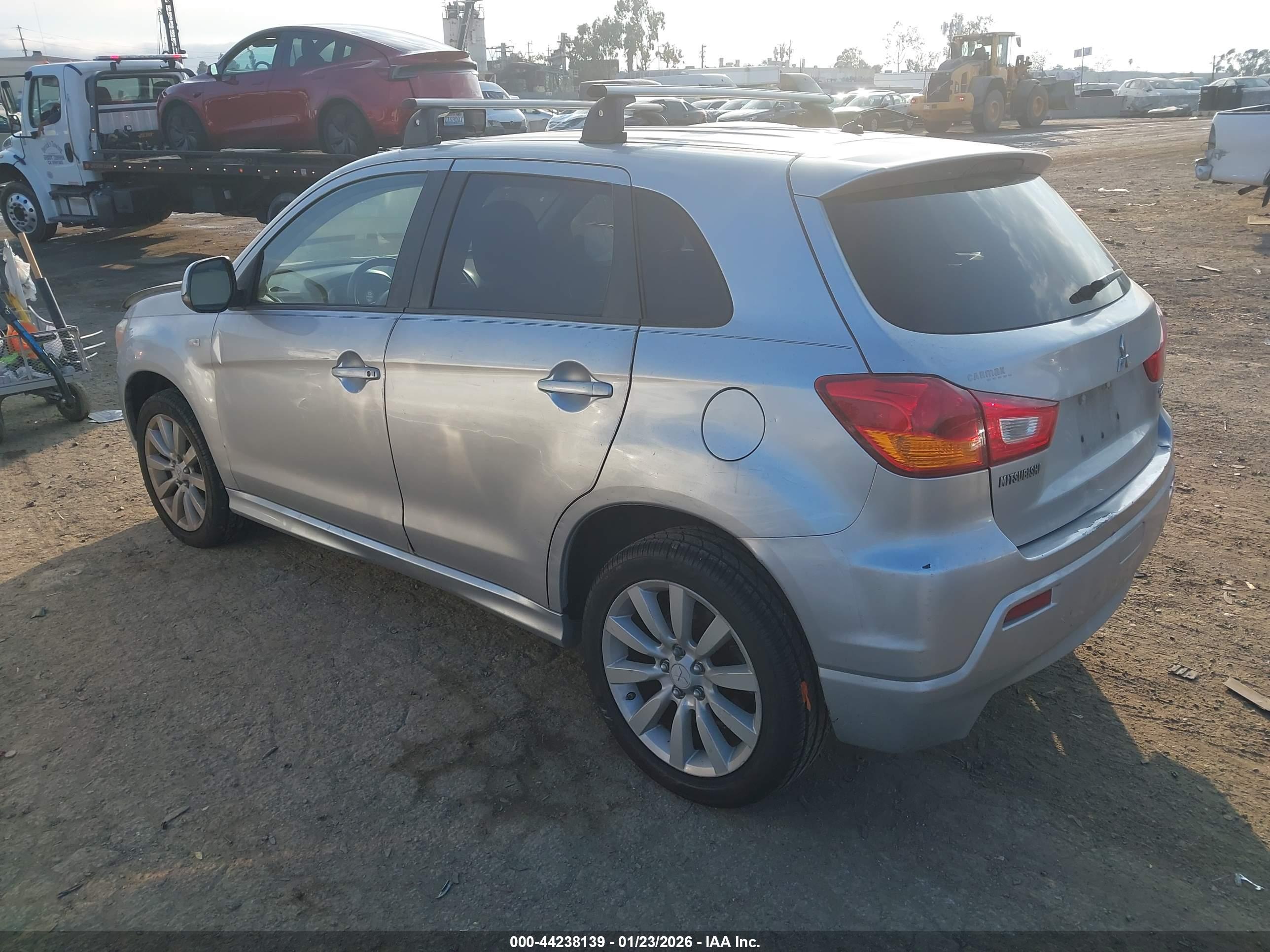 MITSUBISHI OUTLANDER image 3