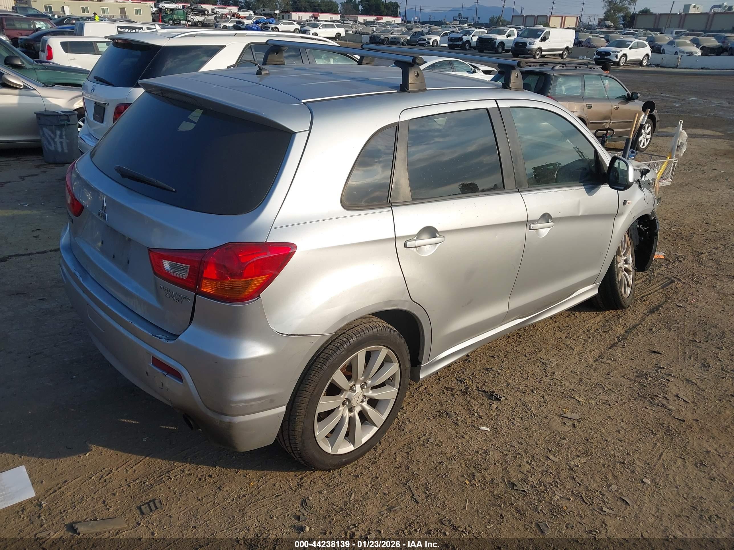 MITSUBISHI OUTLANDER image 4
