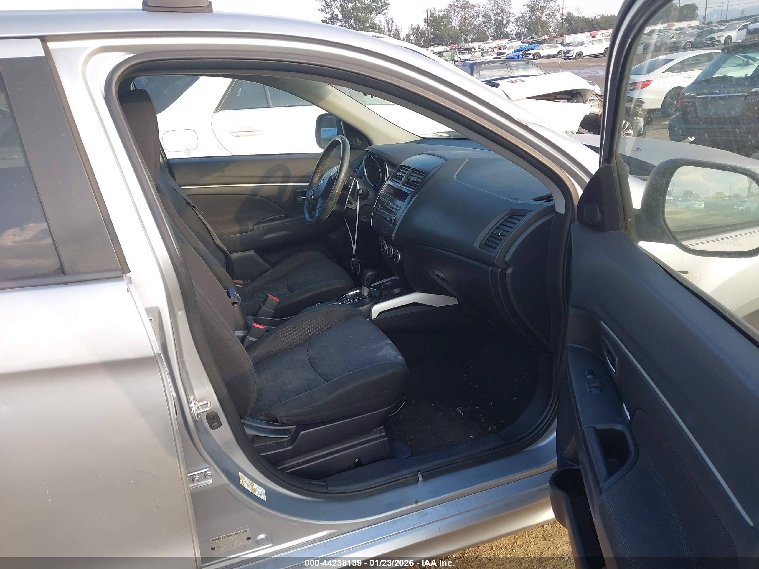MITSUBISHI OUTLANDER image 5