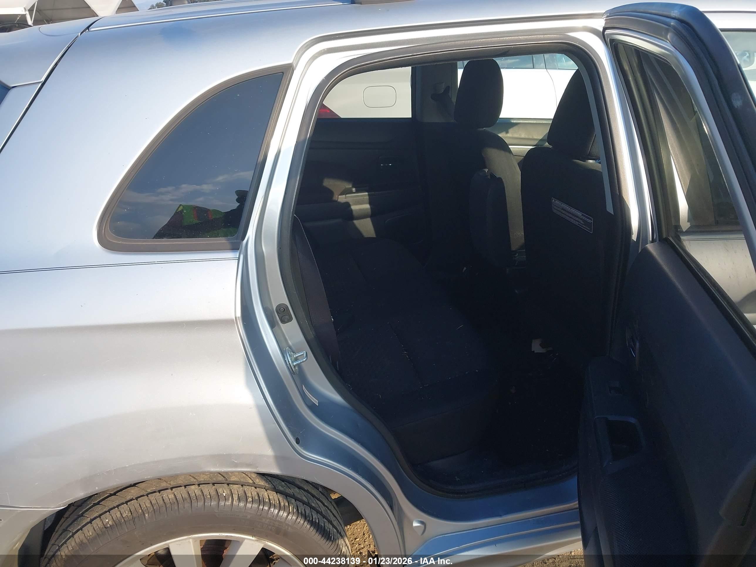 MITSUBISHI OUTLANDER image 8
