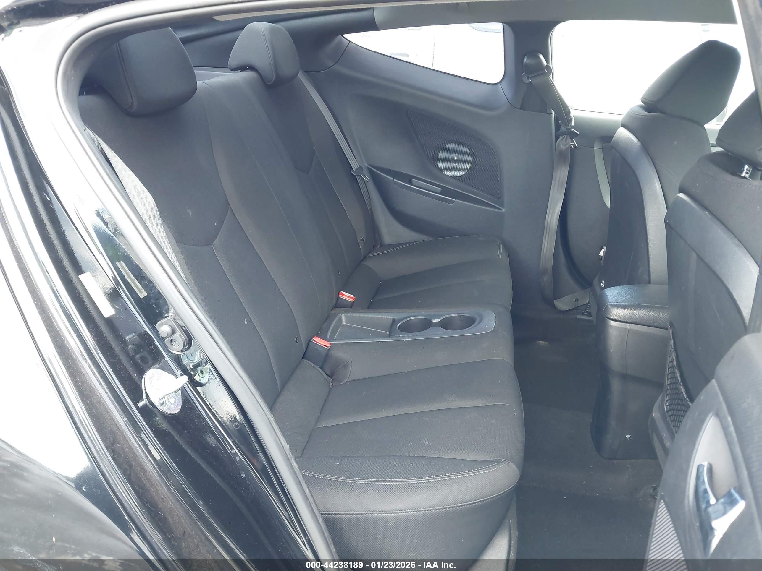 HYUNDAI VELOSTER image 8