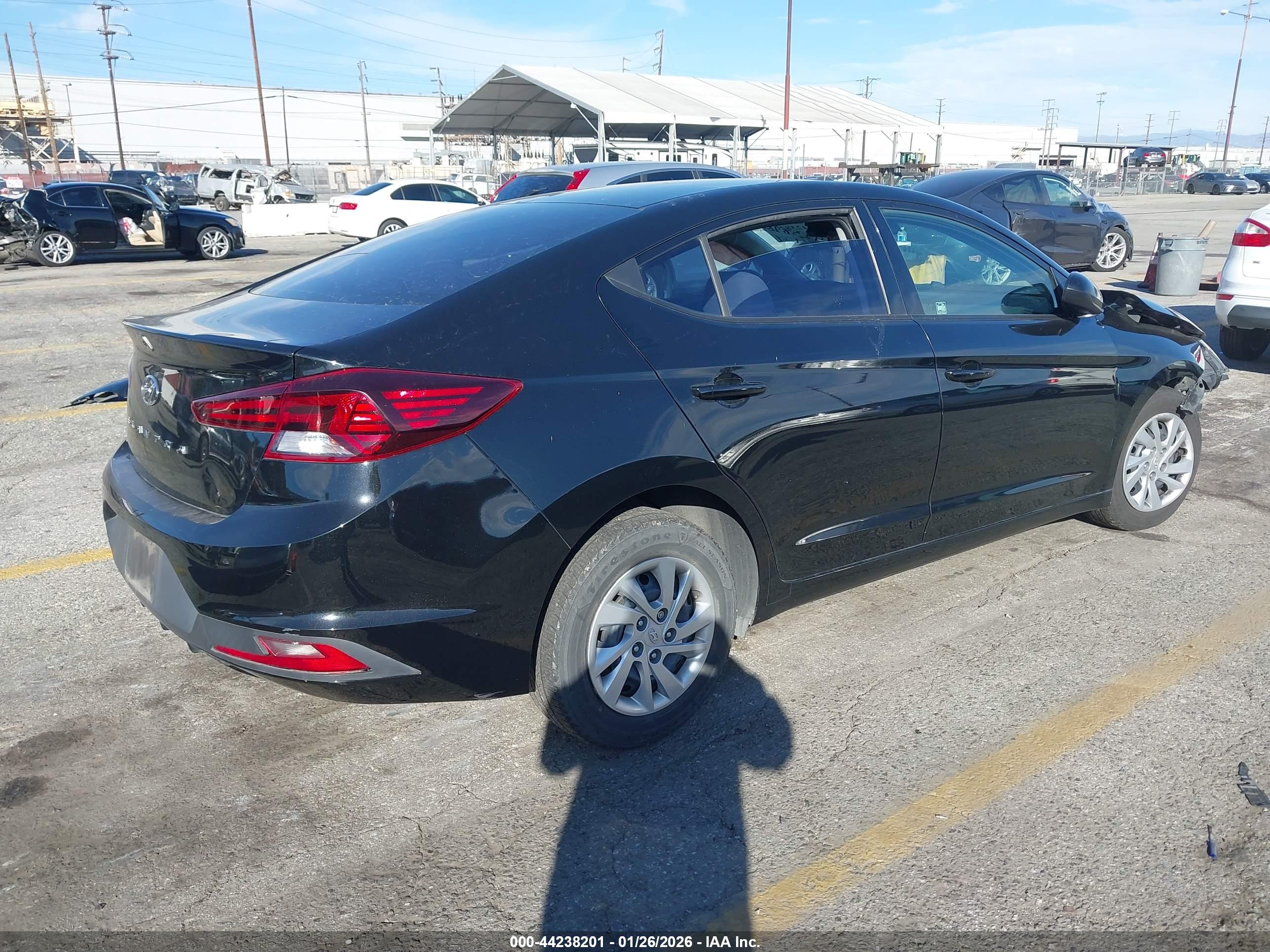 HYUNDAI ELANTRA image 4