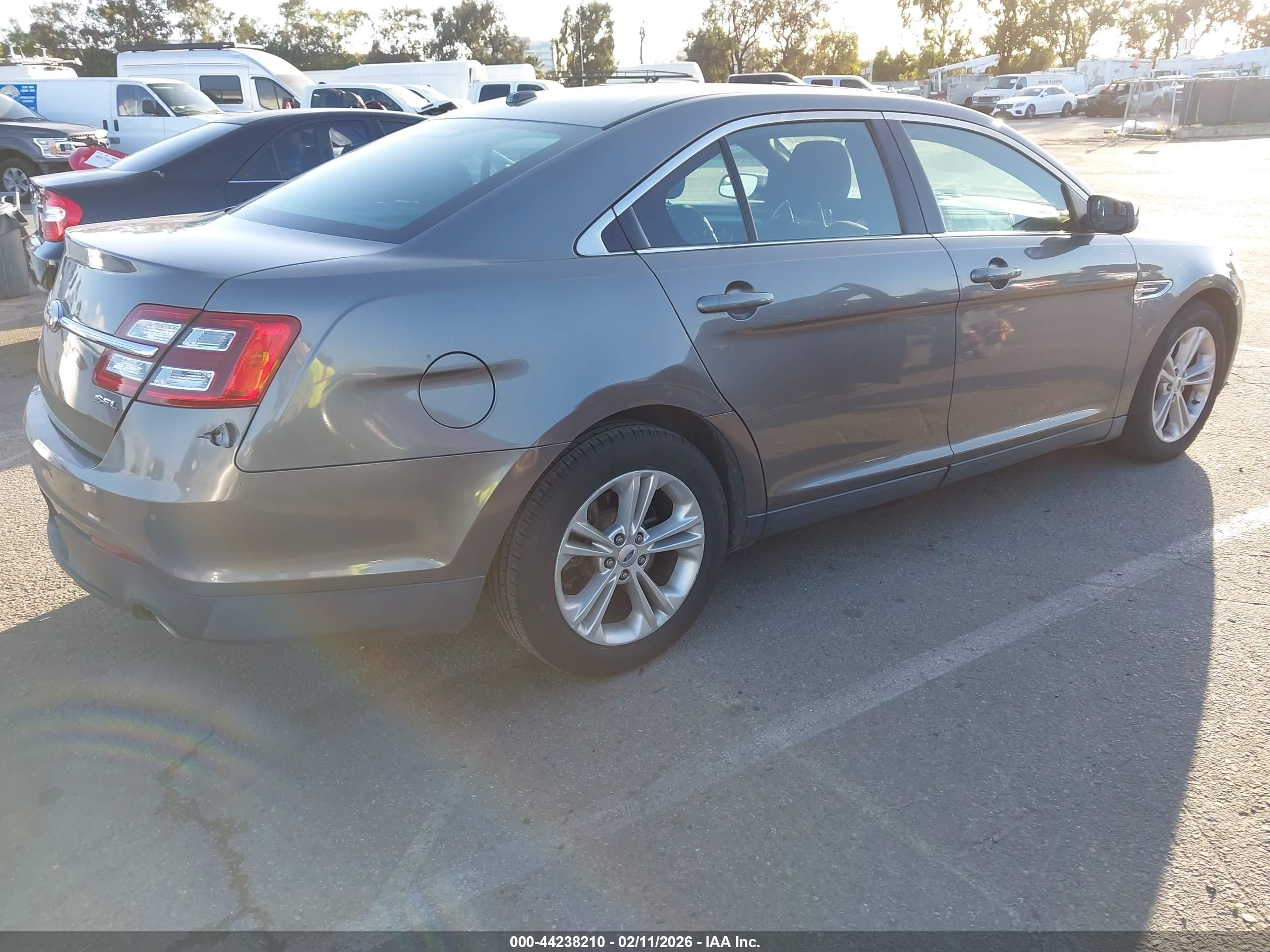 FORD TAURUS image 4
