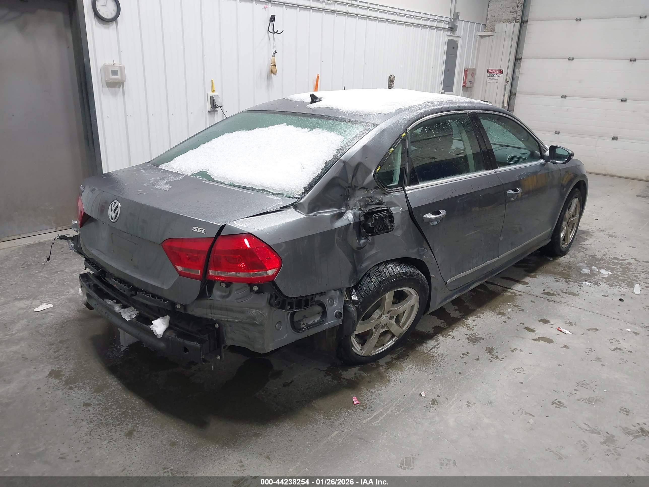 VOLKSWAGEN PASSAT image 4