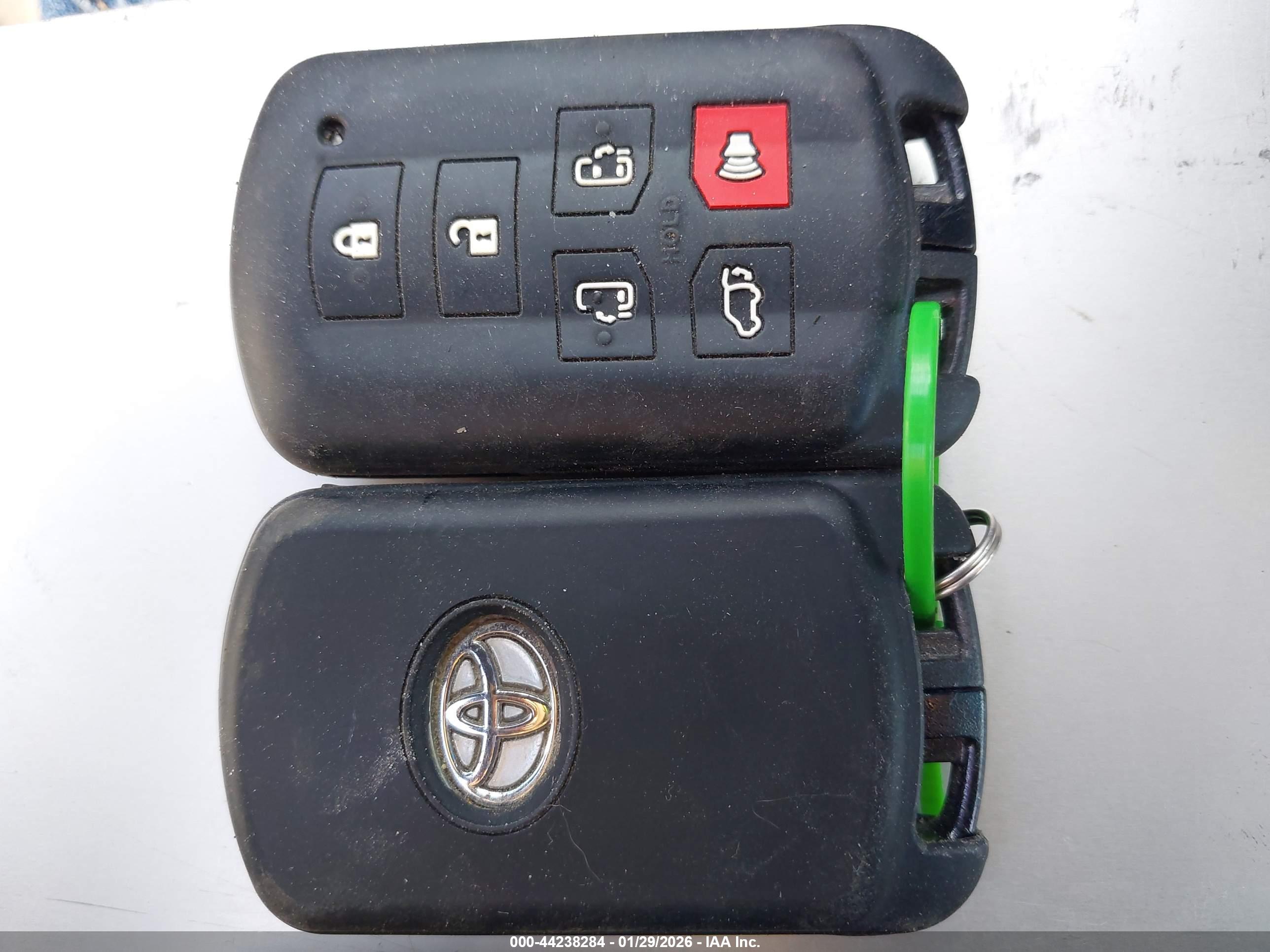 TOYOTA SIENNA image 11
