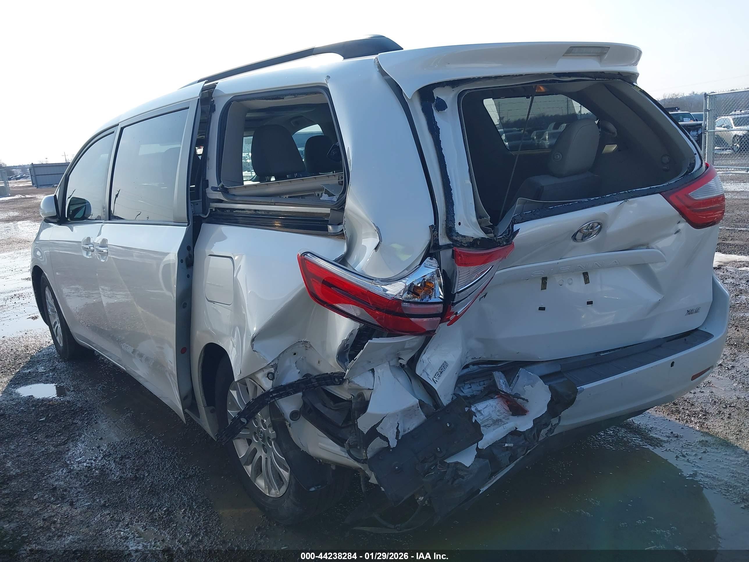 TOYOTA SIENNA image 3