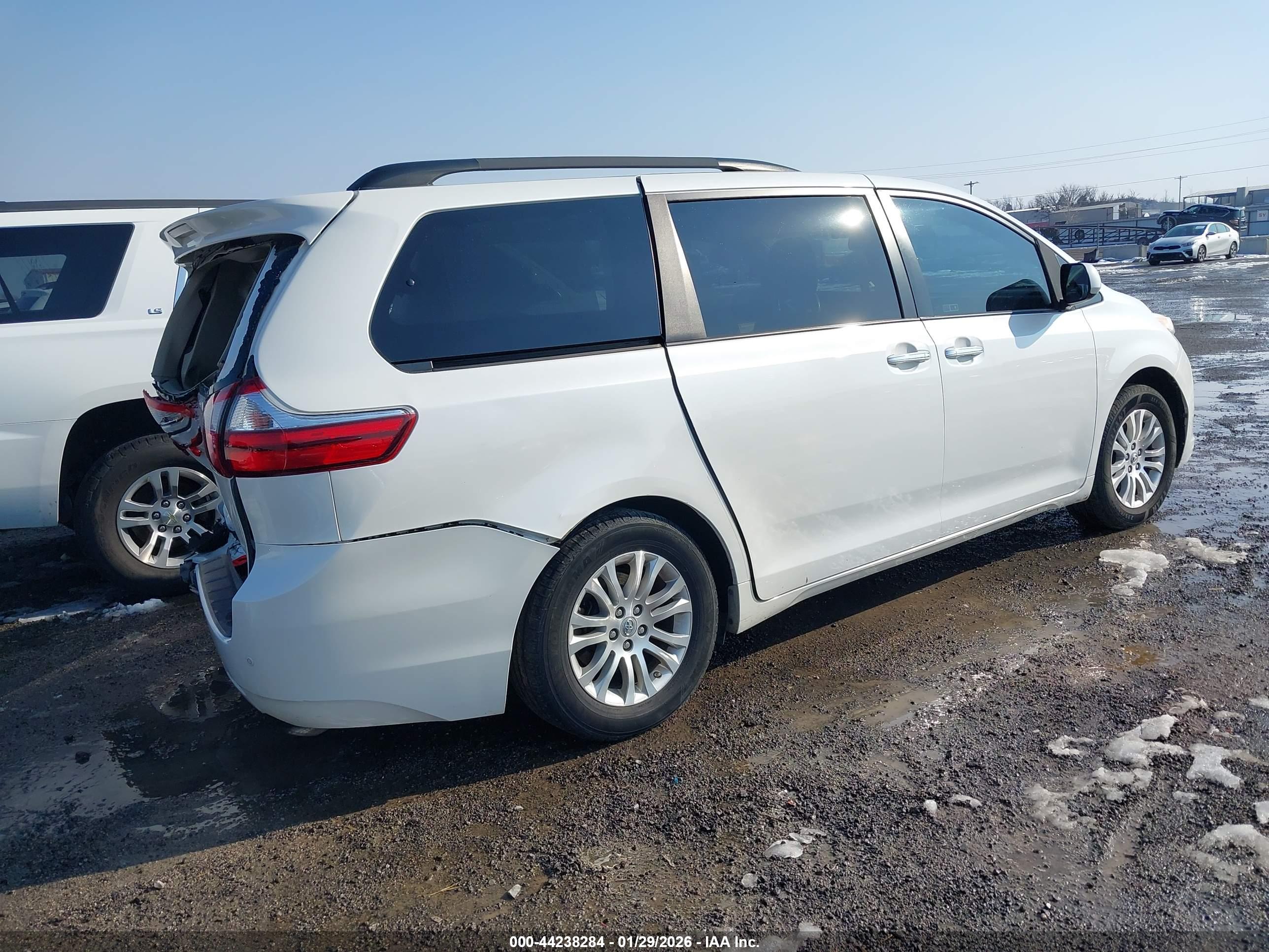 TOYOTA SIENNA image 4