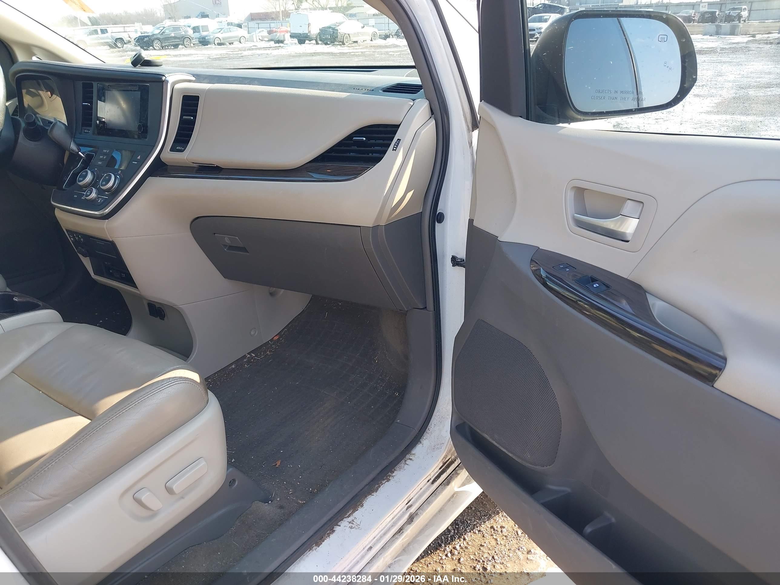 TOYOTA SIENNA image 5