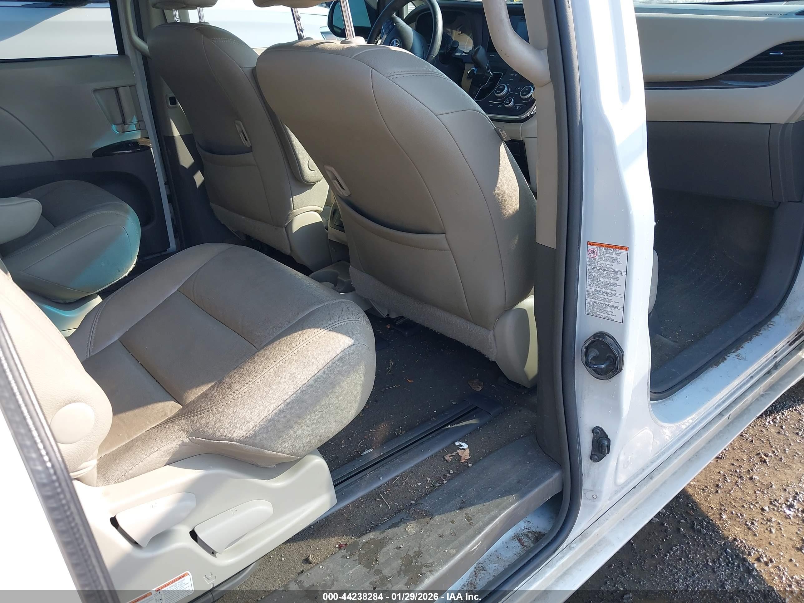 TOYOTA SIENNA image 8