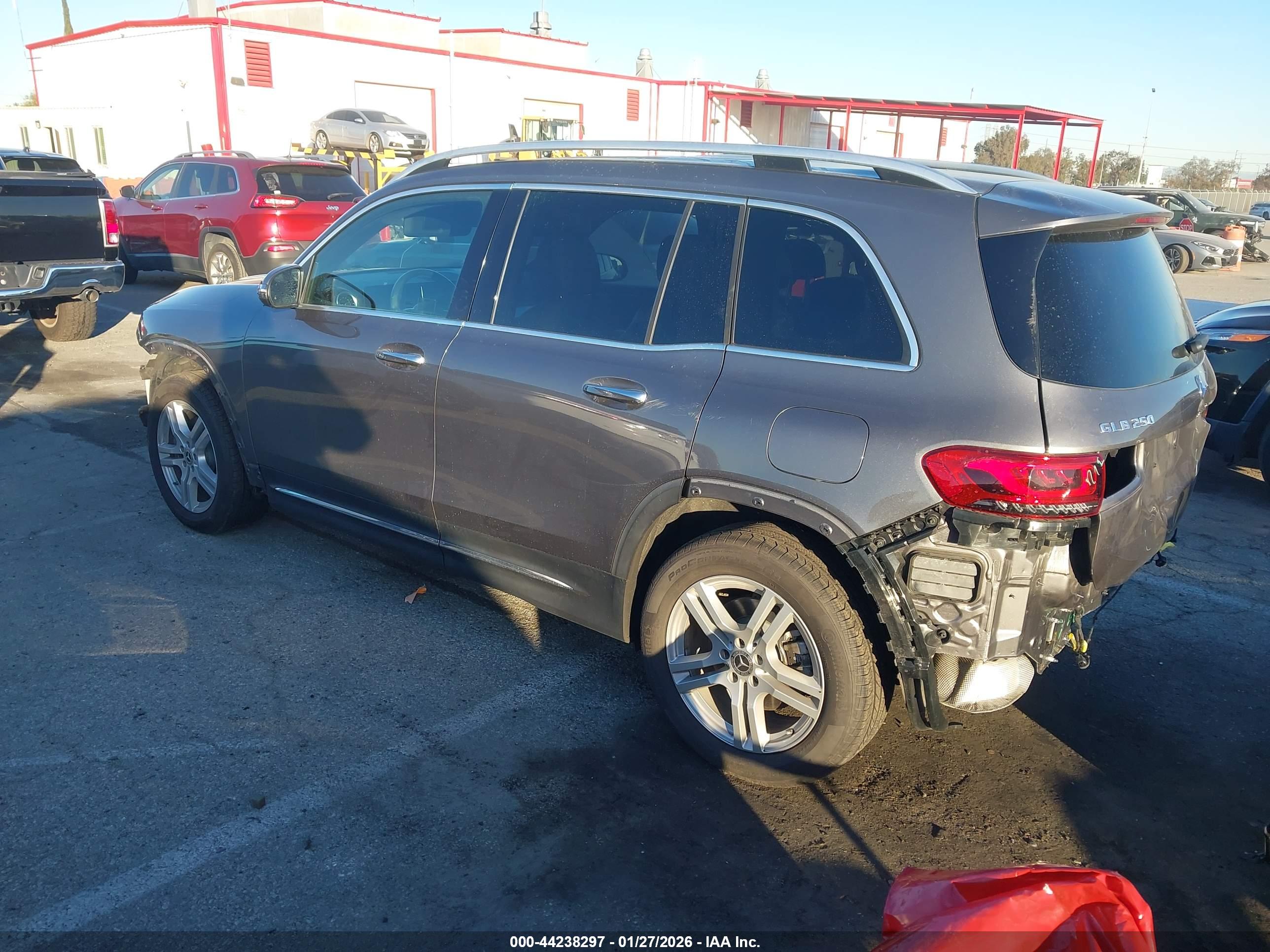 MERCEDES-BENZ GLB image 3