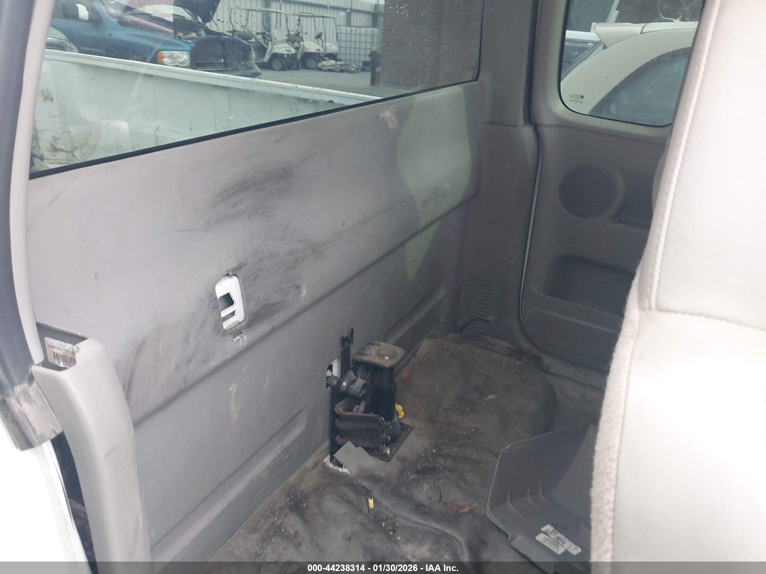 CHEVROLET COLORADO image 8