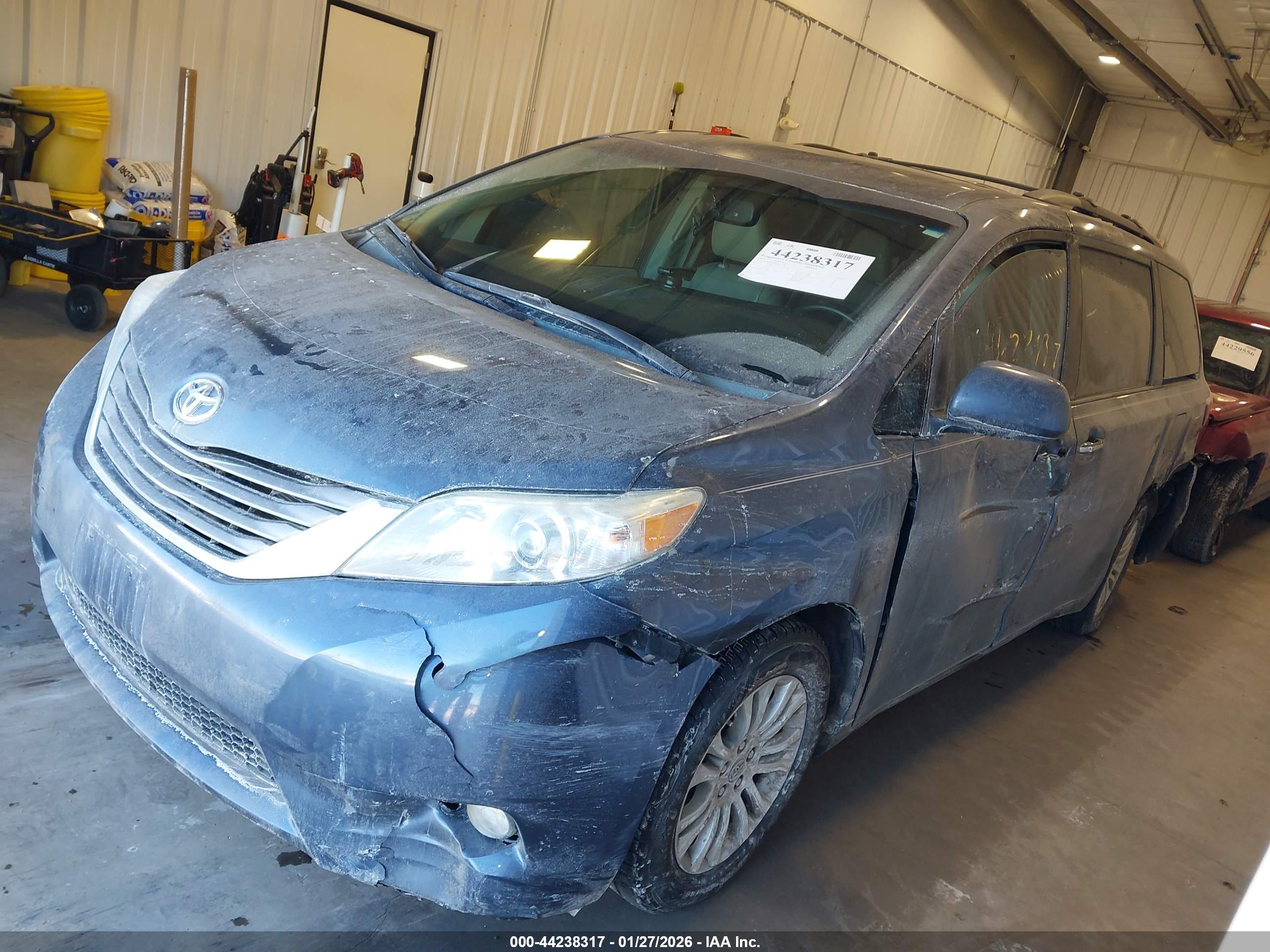 TOYOTA SIENNA image 2