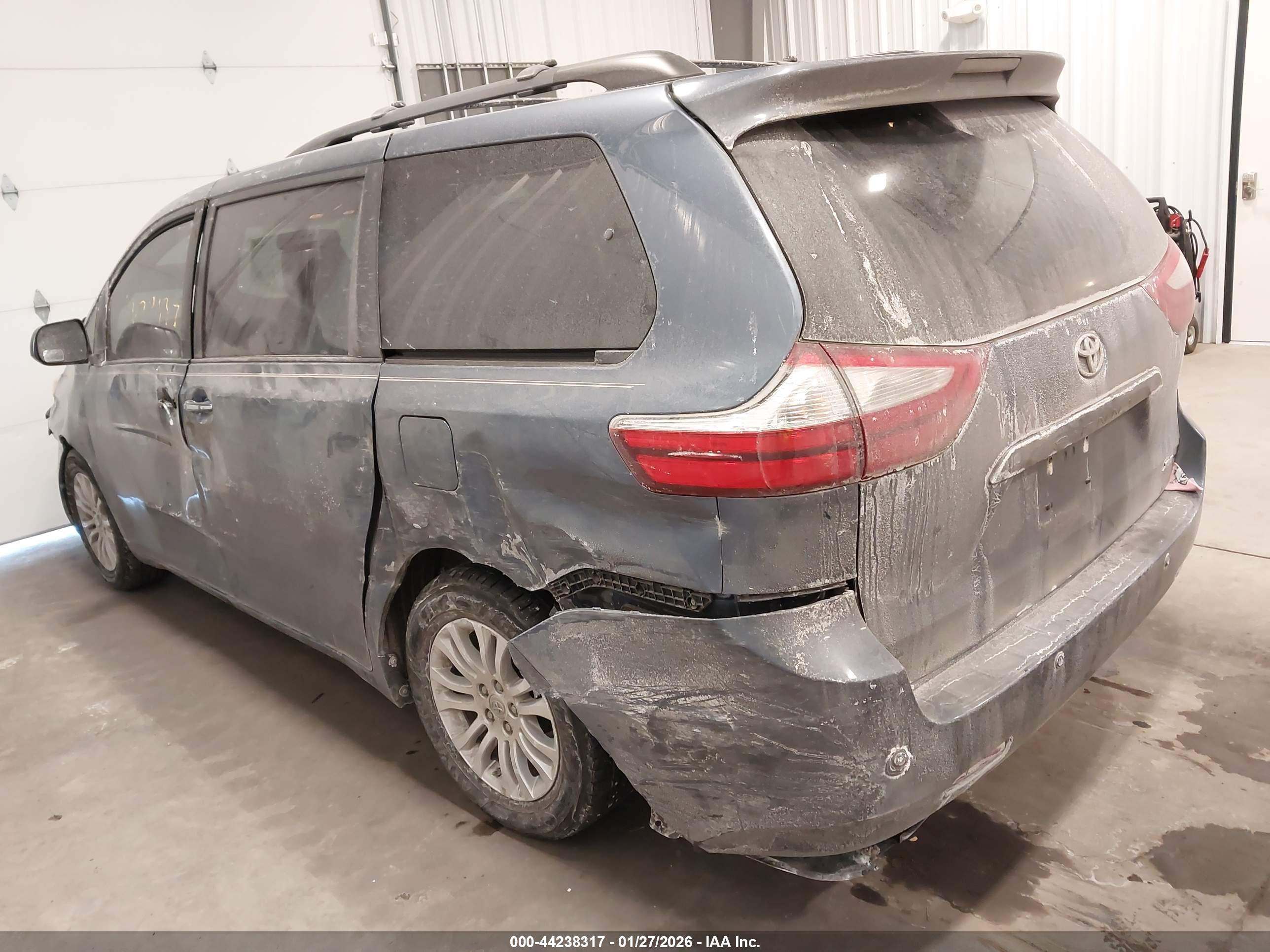TOYOTA SIENNA image 3