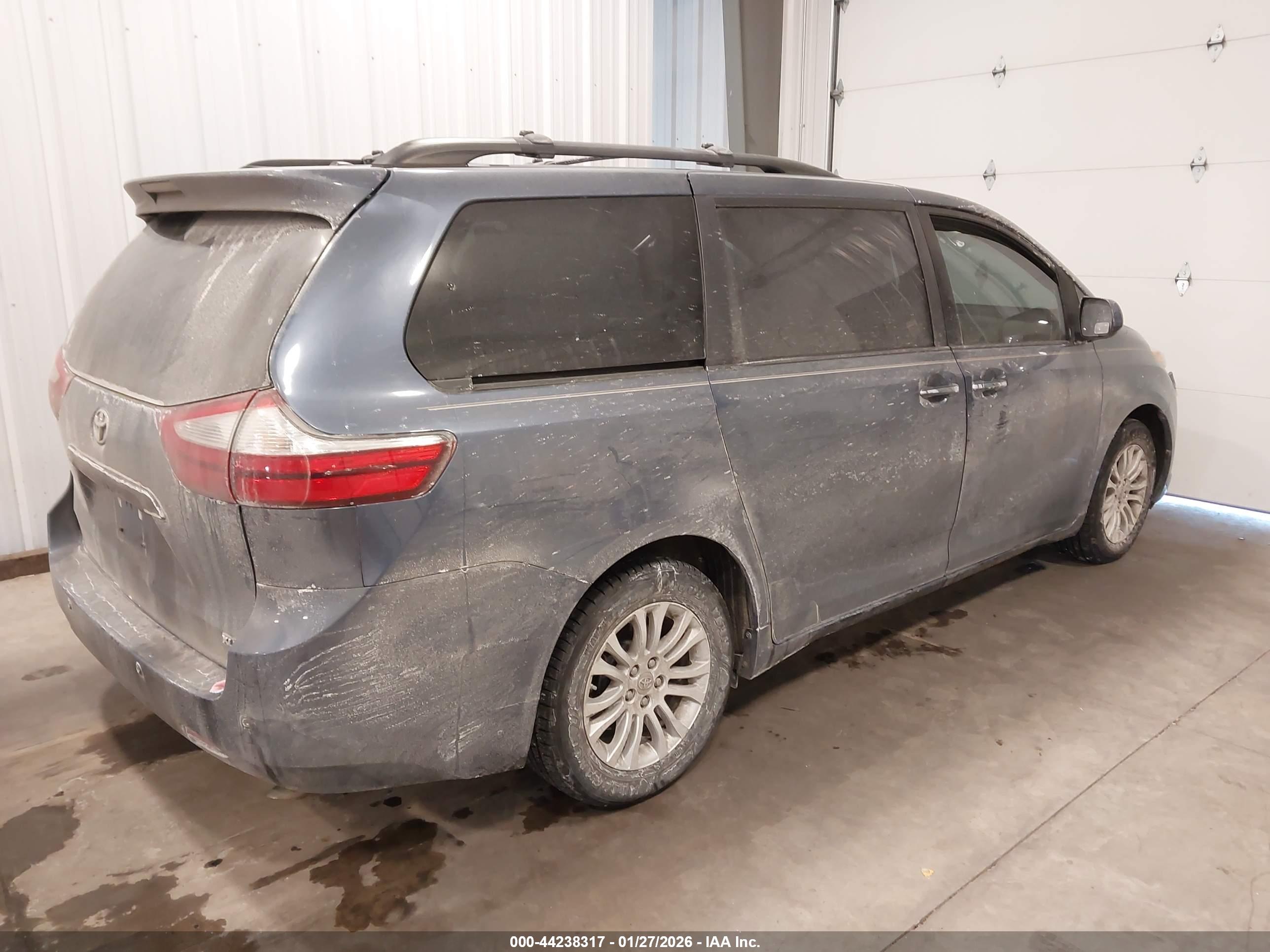 TOYOTA SIENNA image 4