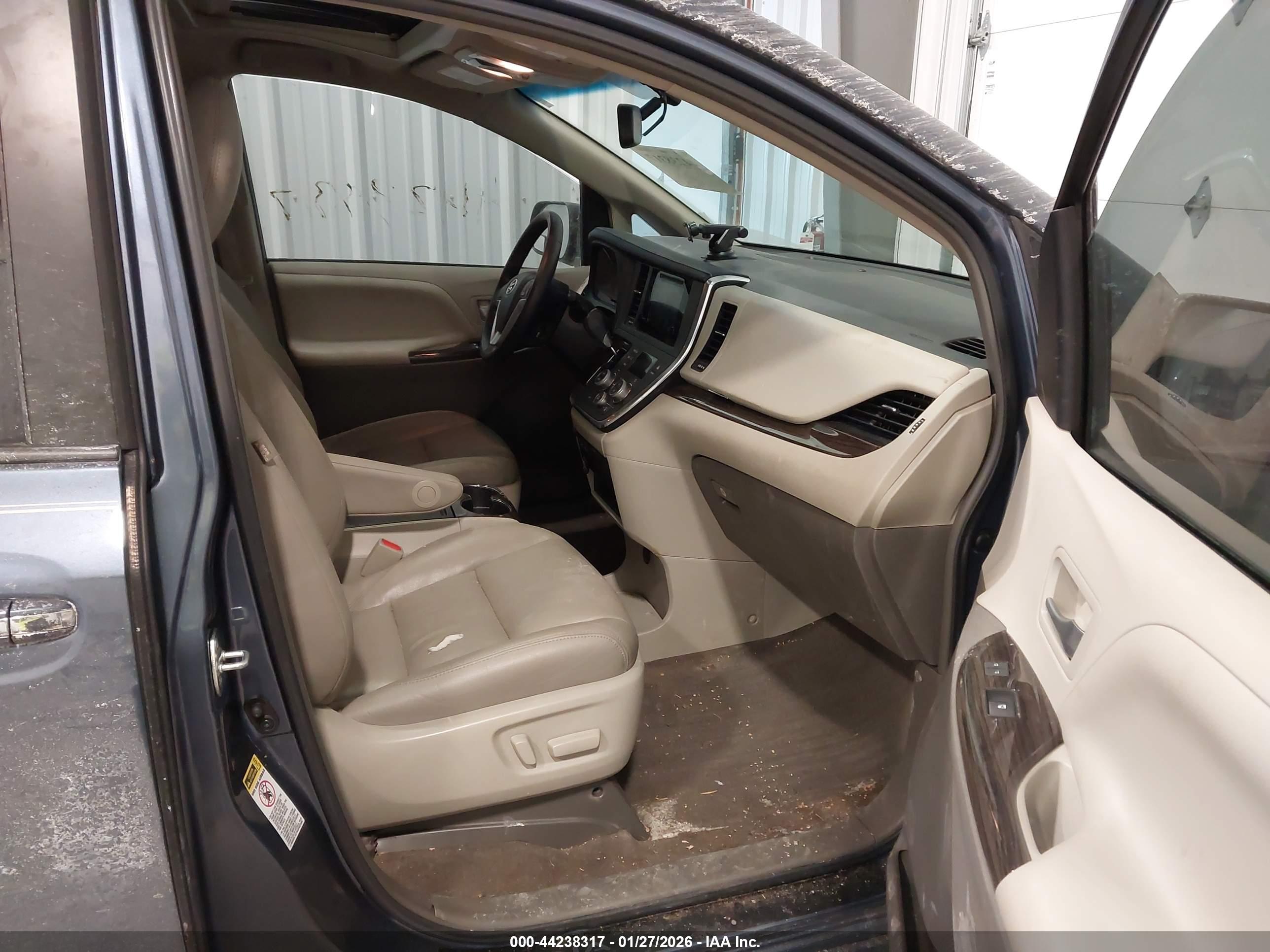 TOYOTA SIENNA image 5