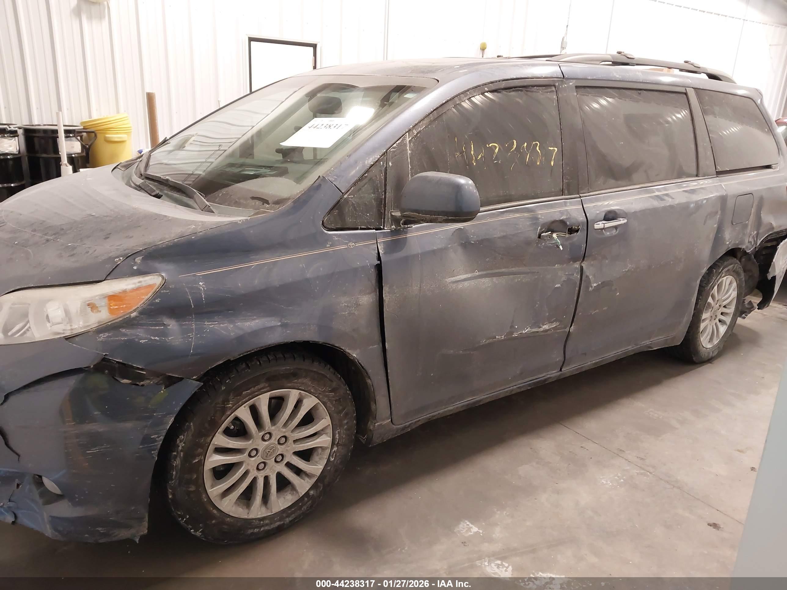 TOYOTA SIENNA image 6