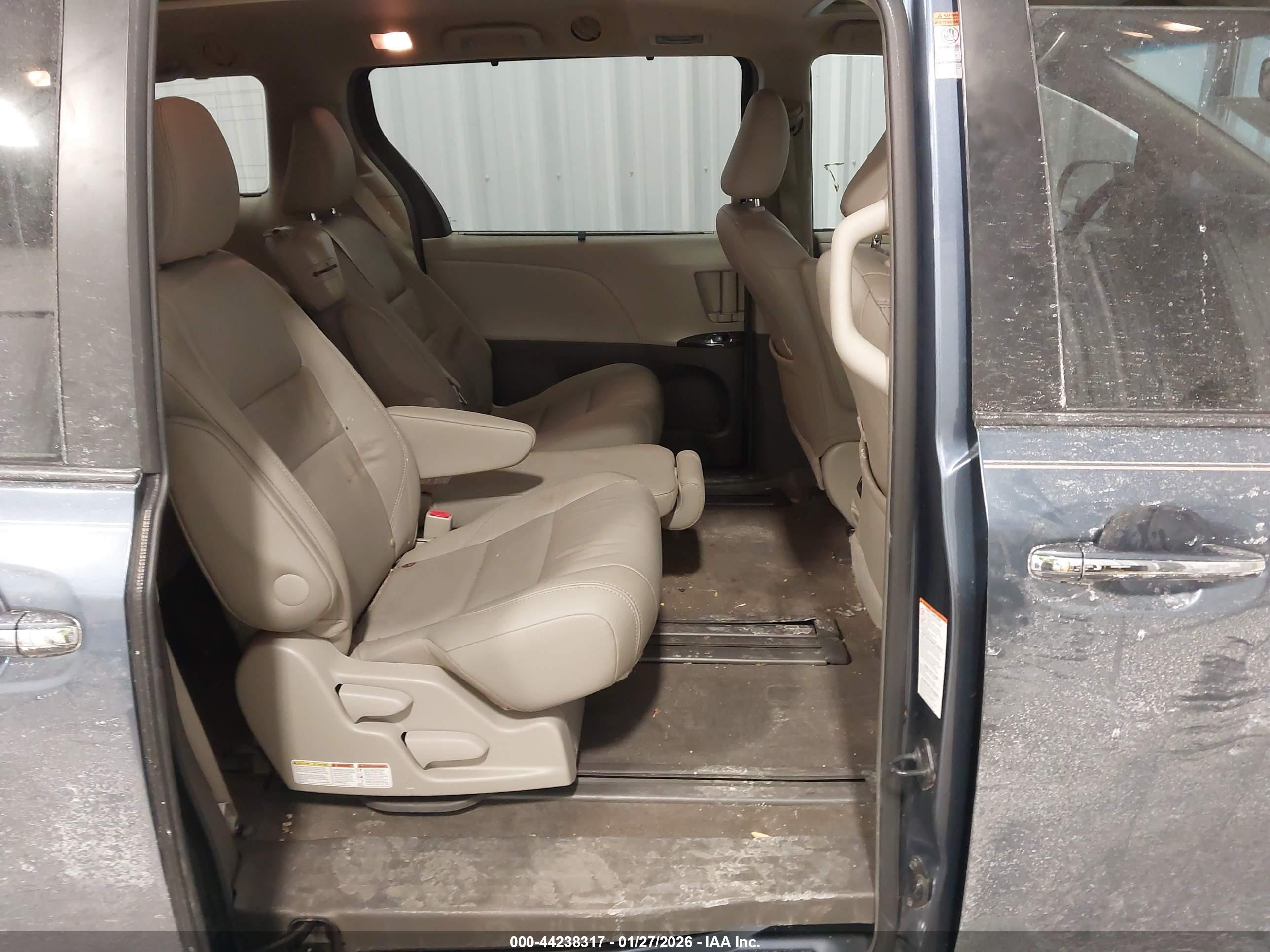 TOYOTA SIENNA image 8