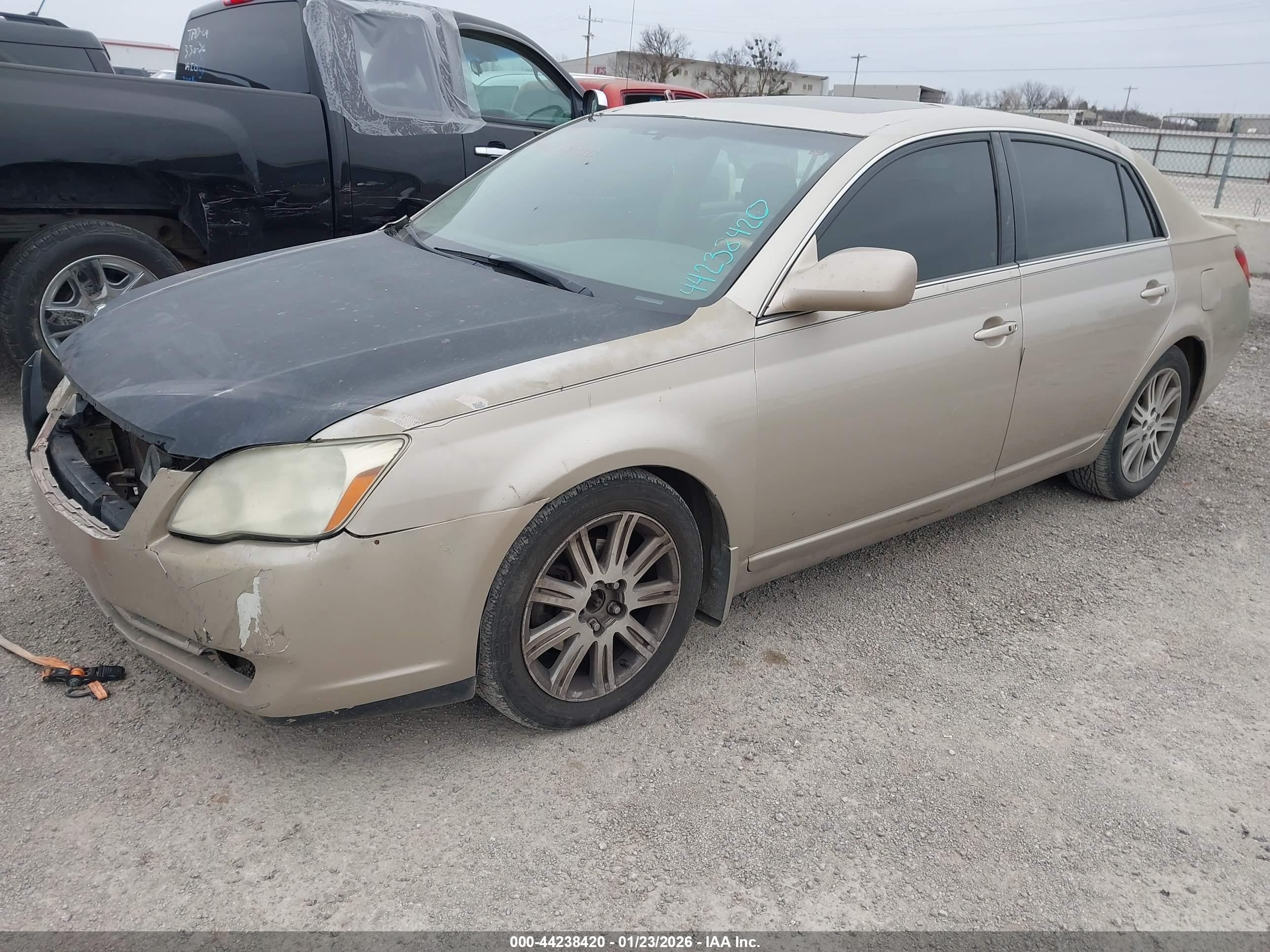 TOYOTA AVALON image 2