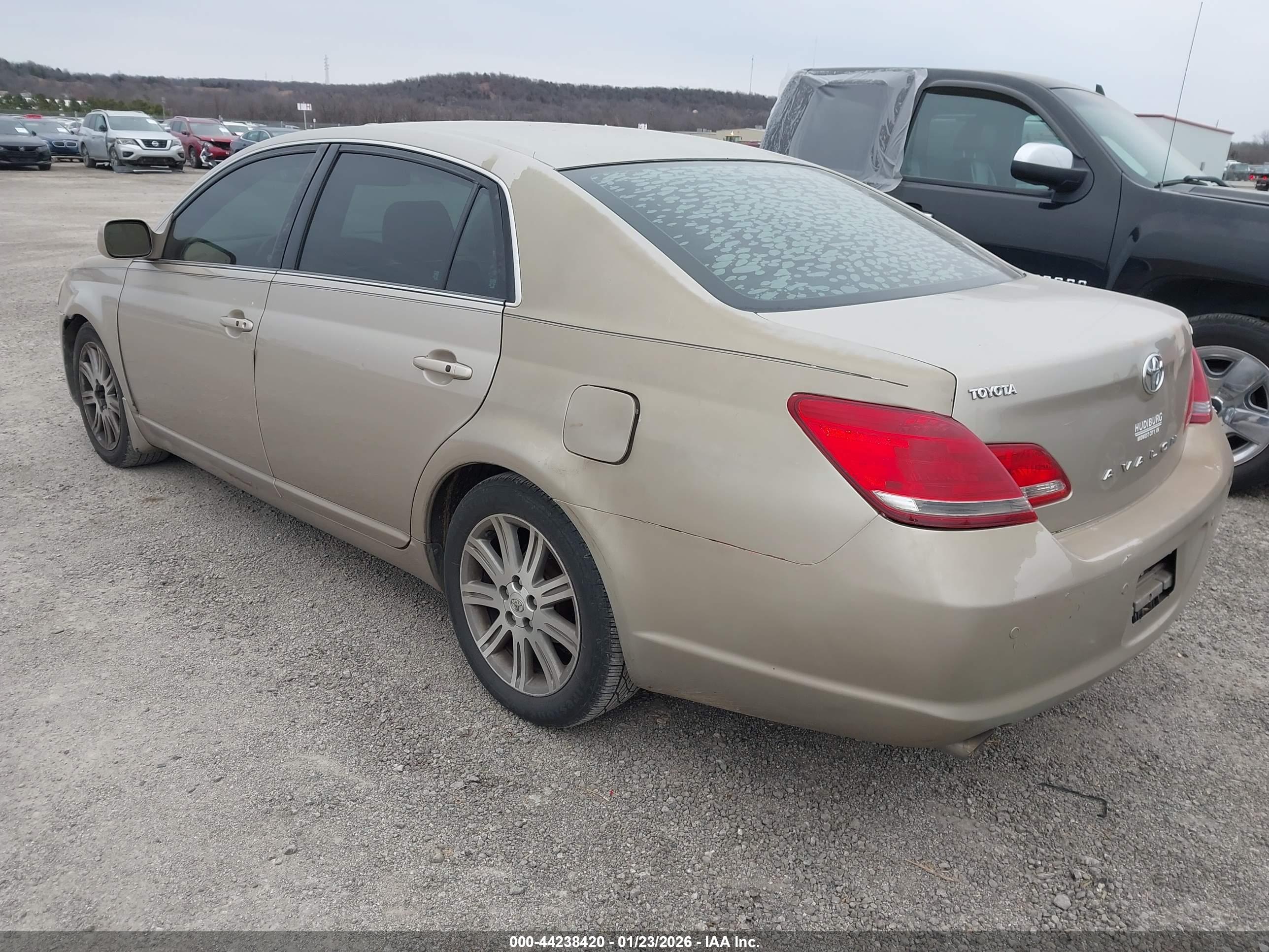 TOYOTA AVALON image 3