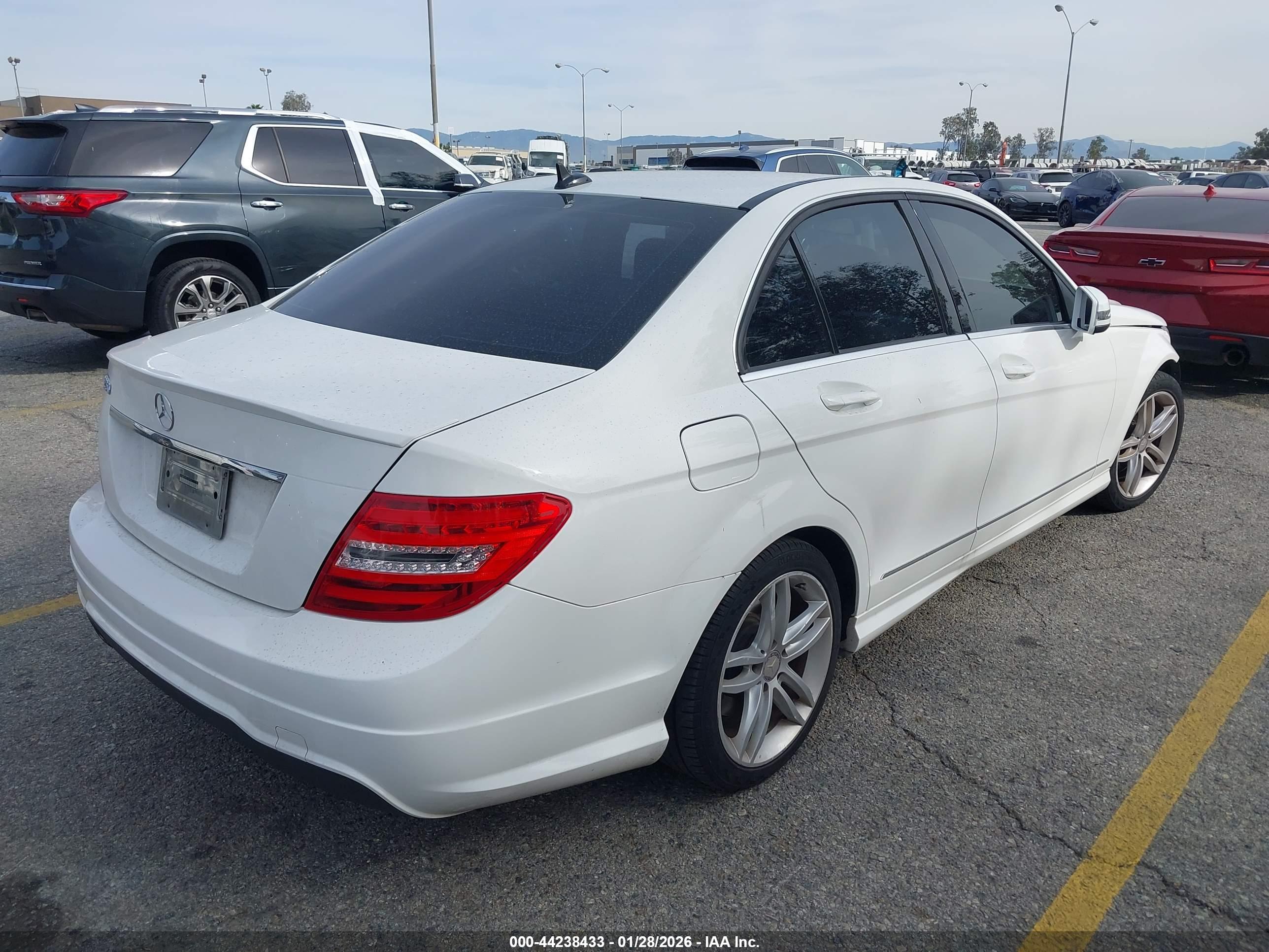 MERCEDES-BENZ C-CLASS image 4