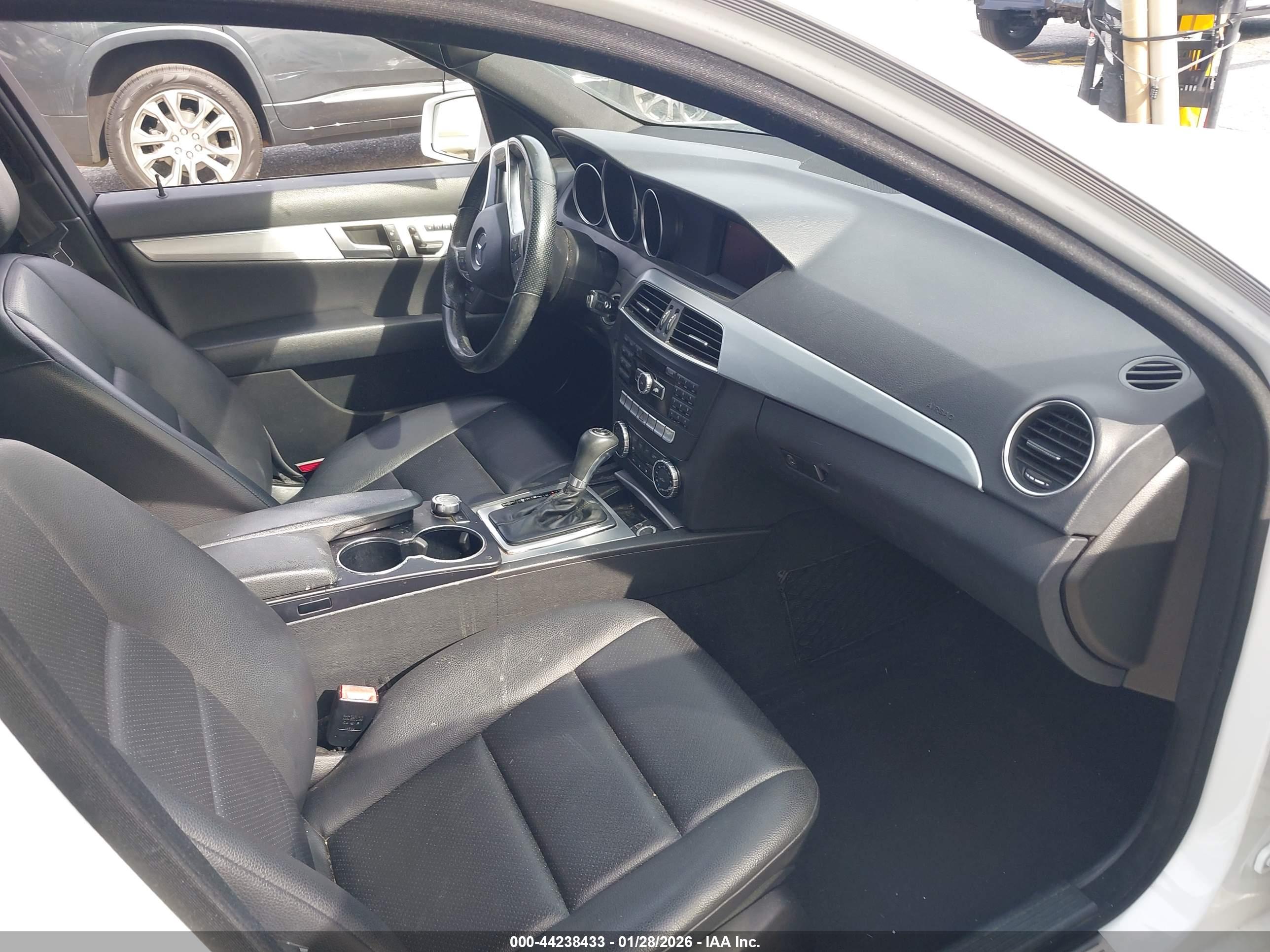 MERCEDES-BENZ C-CLASS image 5